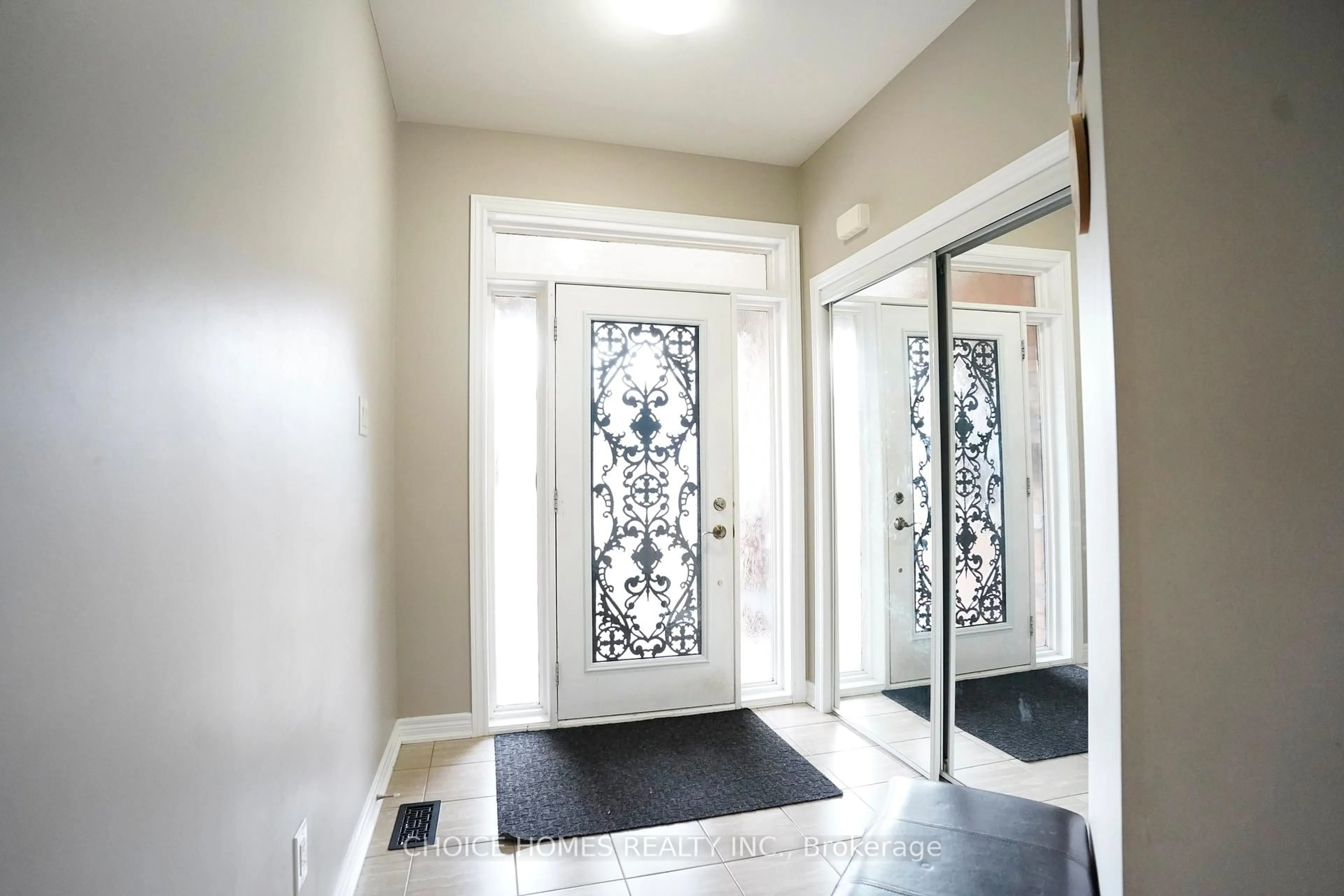 Indoor entryway for 71 Pendulum Circ, Brampton Ontario L6R 3N7