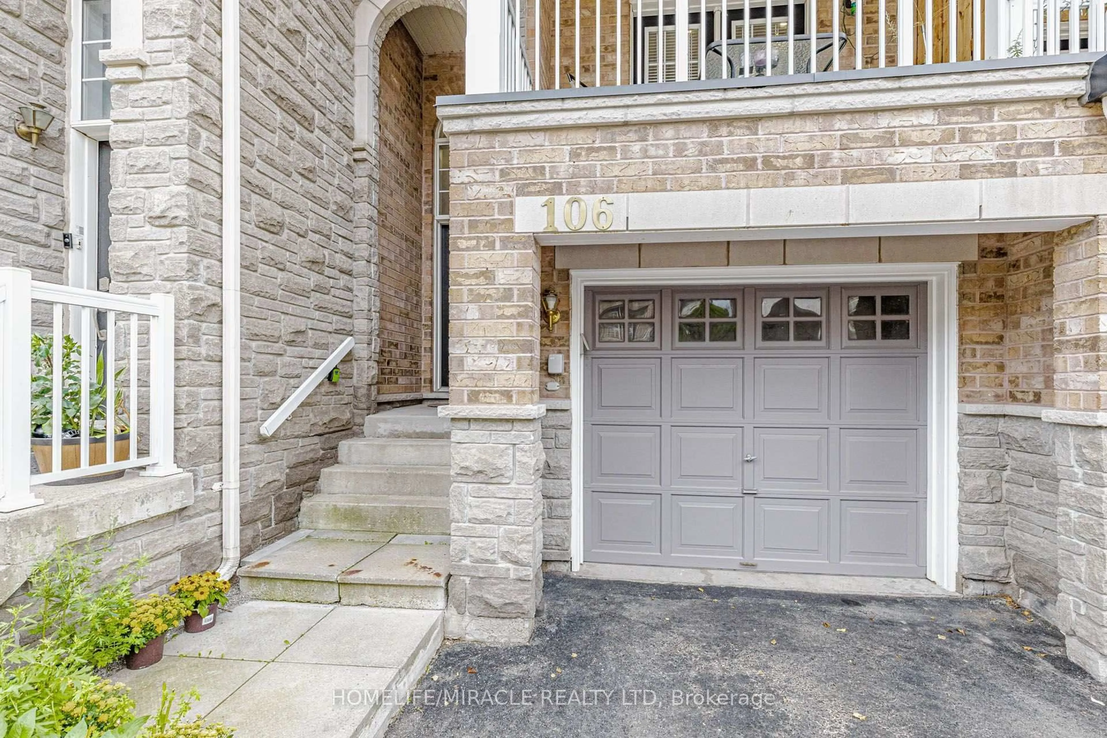 Indoor entryway for 601 Shoreline Dr #106, Mississauga Ontario L5B 4K8