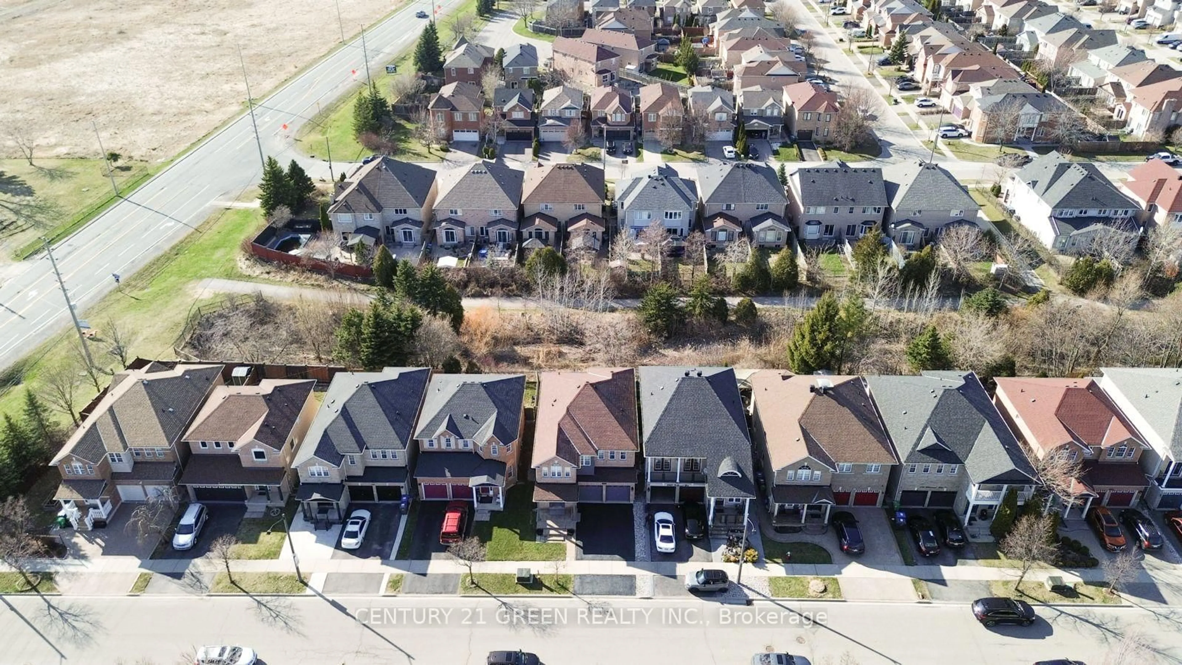 A pic from outside/outdoor area/front of a property/back of a property/a pic from drone, street for 3873 Brinwood Gate, Mississauga Ontario L5M 7H3