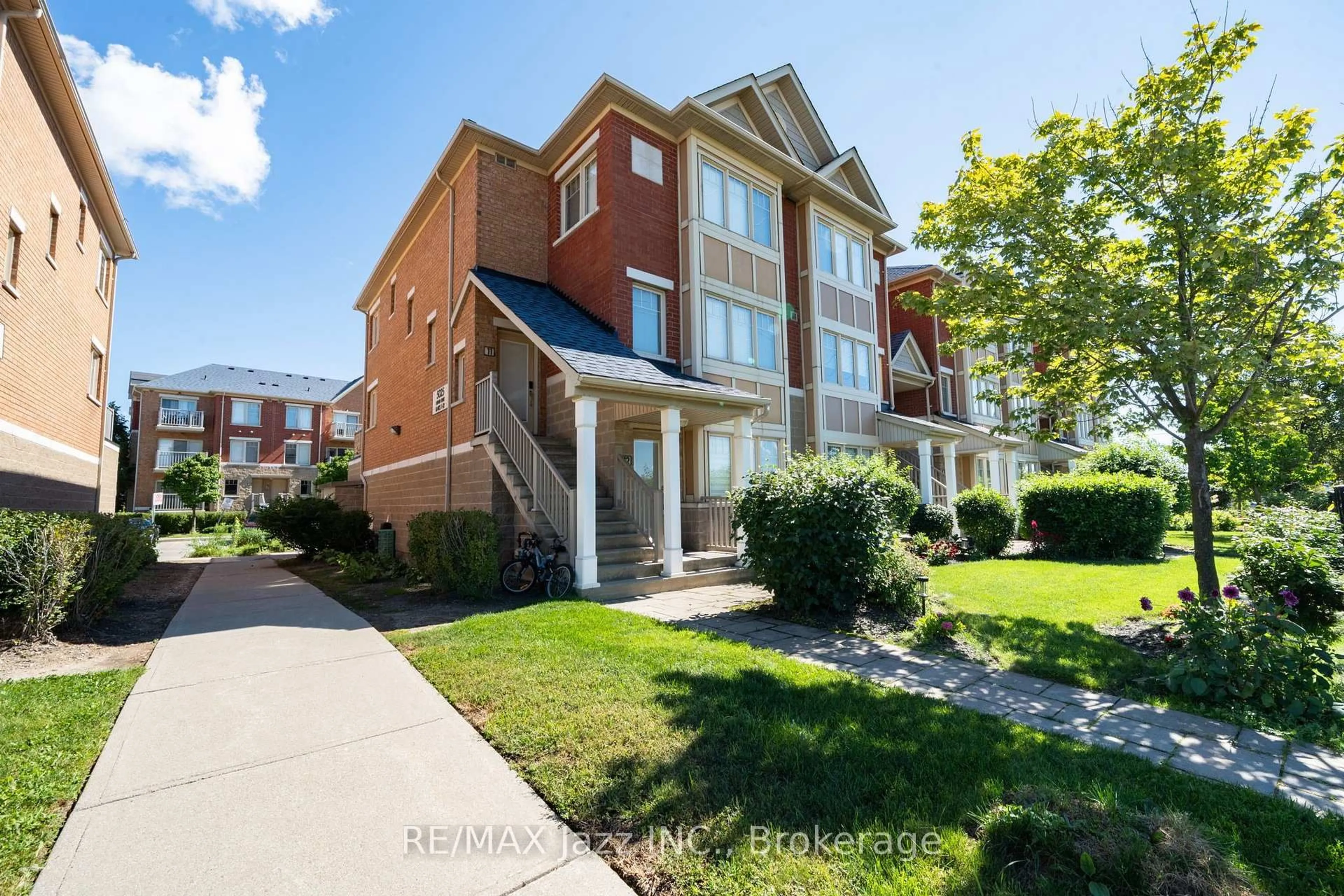 A pic from outside/outdoor area/front of a property/back of a property/a pic from drone, street for 5025 Ninth Line #12, Mississauga Ontario L5M 0E9