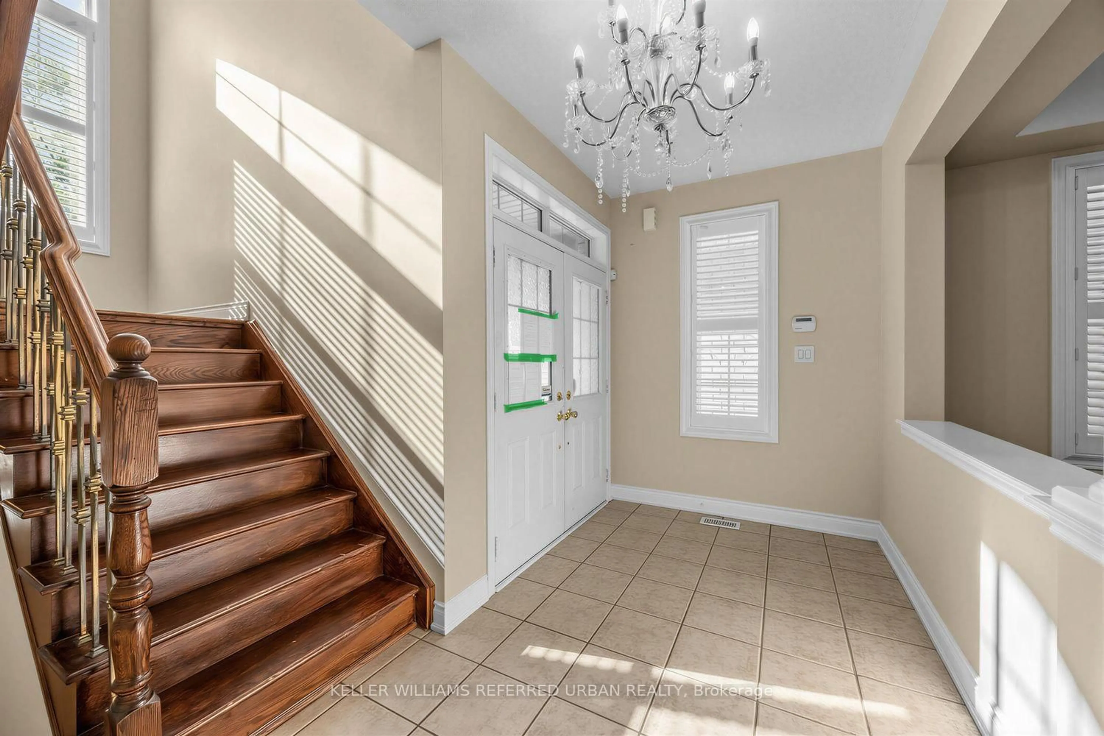 Indoor foyer for 30 Deseronto St, Brampton Ontario L6X 2Z8