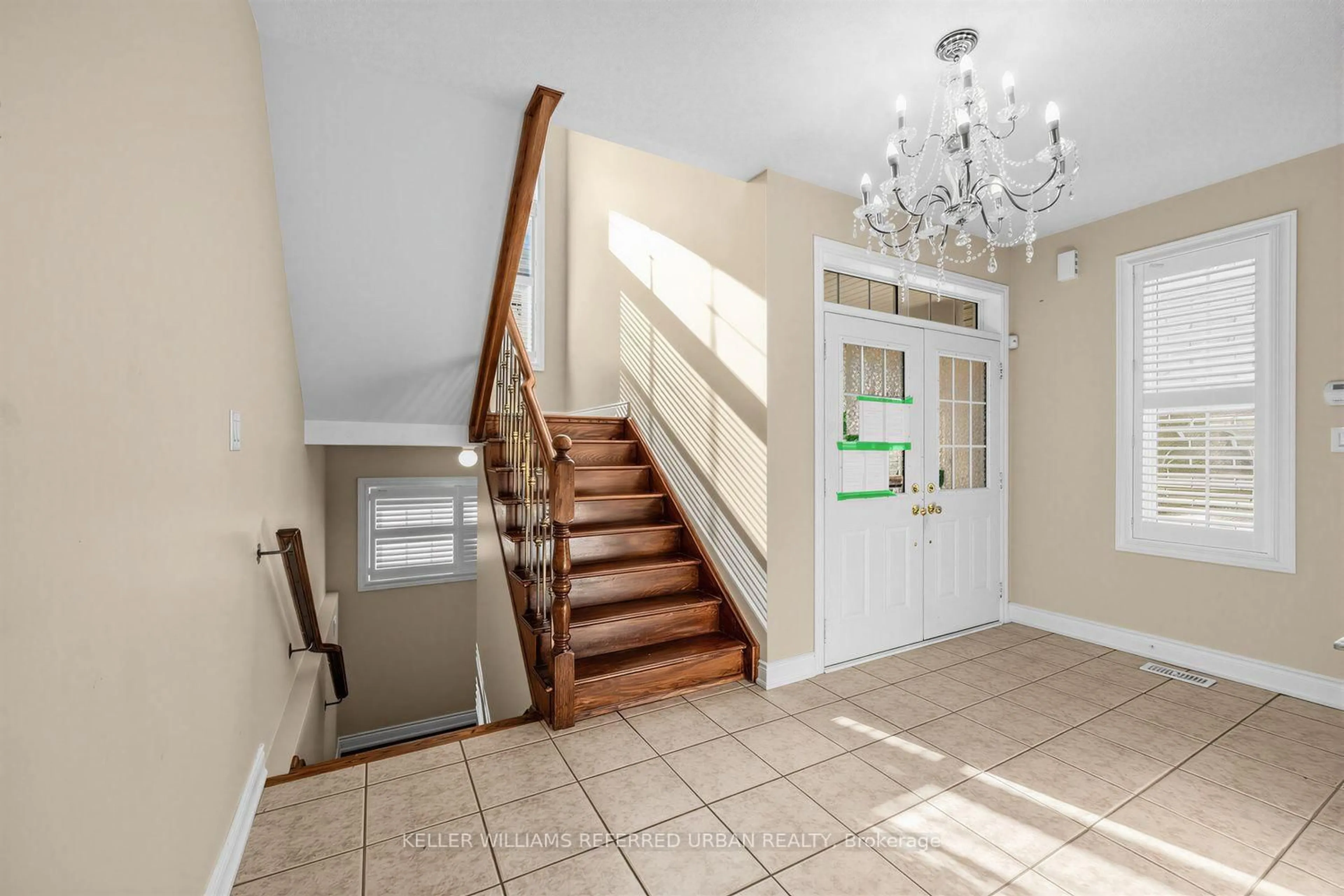 Indoor entryway for 30 Deseronto St, Brampton Ontario L6X 2Z8