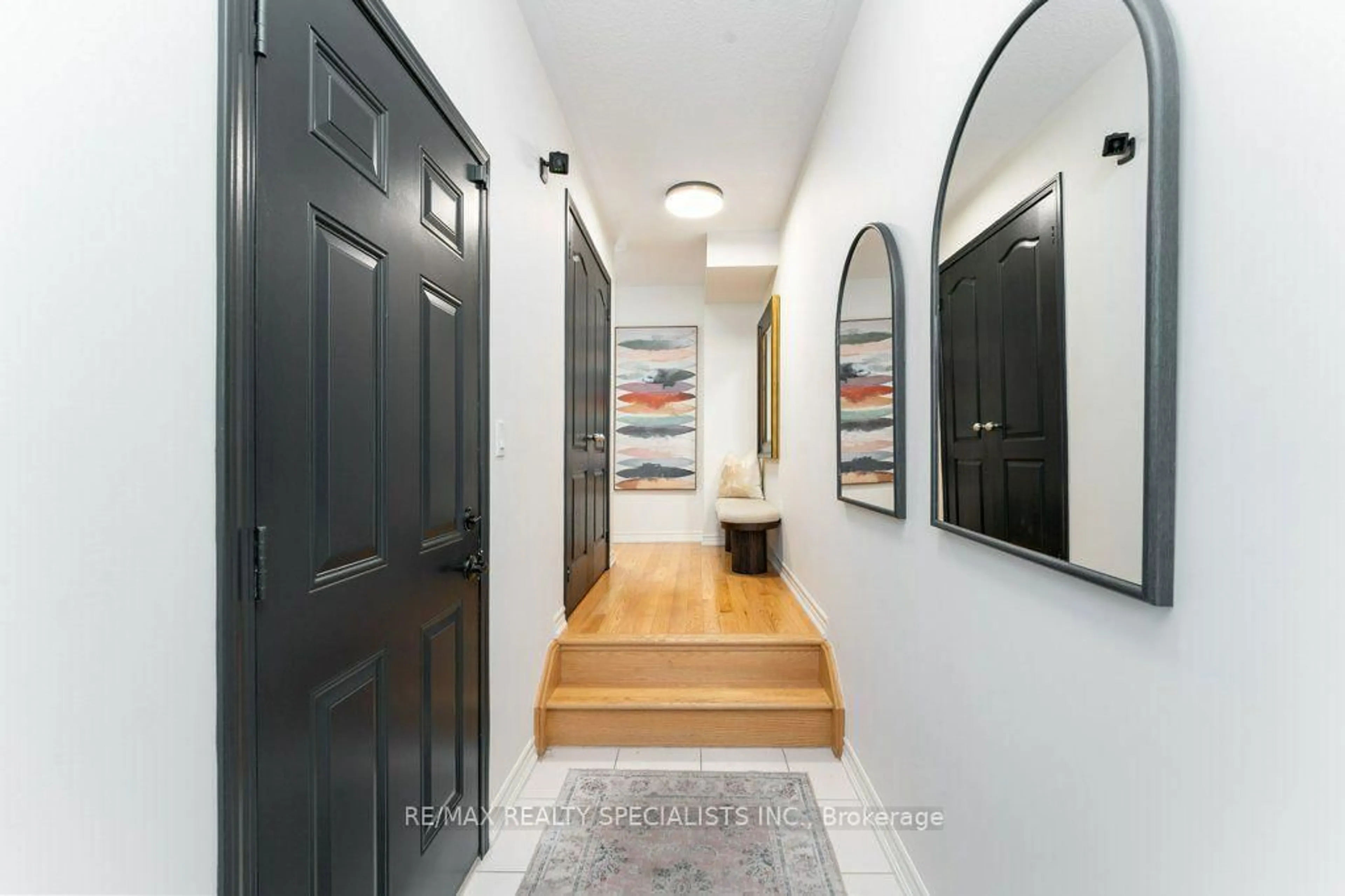 Indoor entryway for 1115 Haig Blvd #3, Mississauga Ontario L5E 2M6