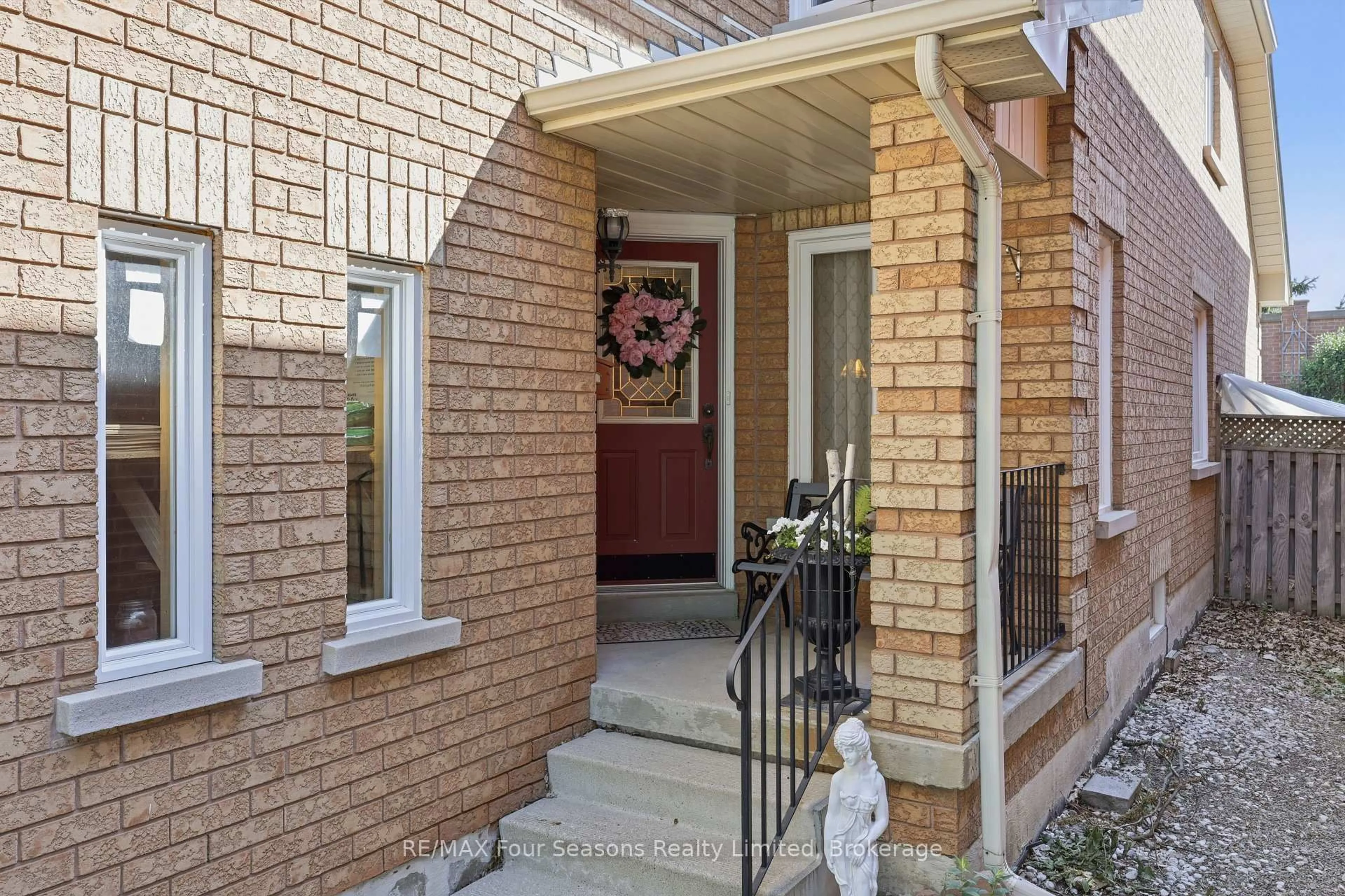 Indoor entryway for 32 Faithknight Crt, Brampton Ontario L7A 1H9