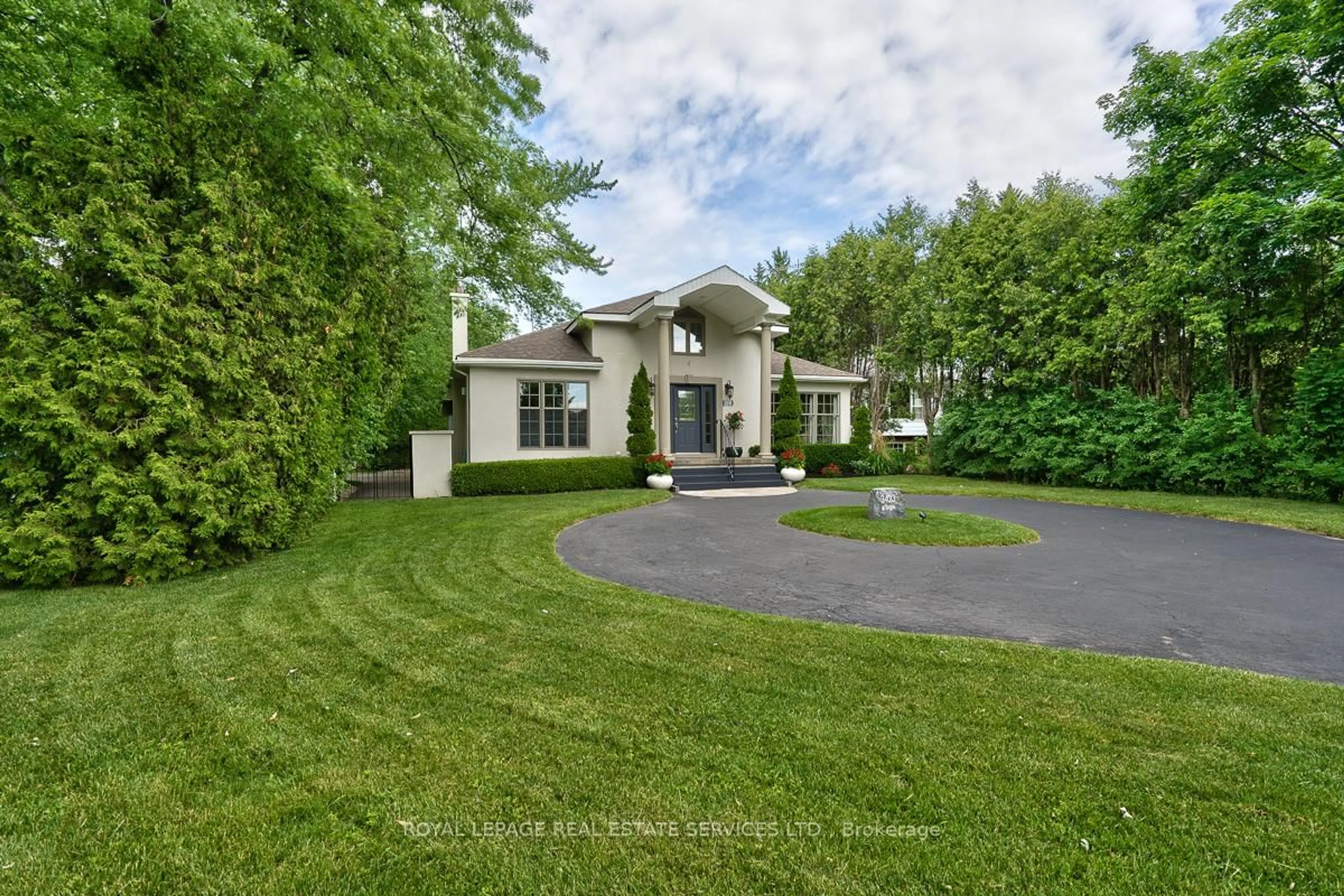 A pic from outside/outdoor area/front of a property/back of a property/a pic from drone, street for 3423 Lakeshore Rd, Burlington Ontario L7N 1B5