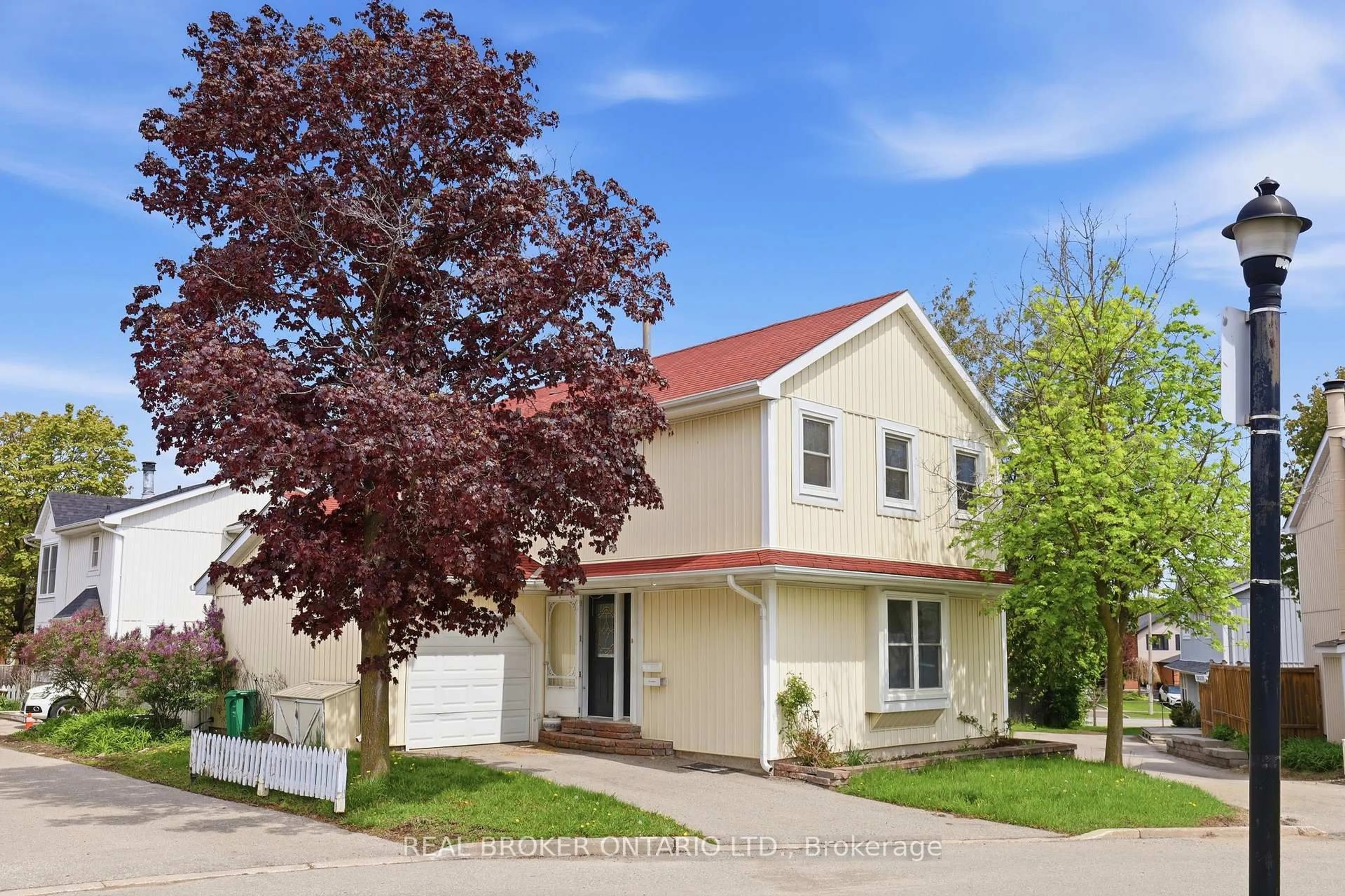 Home with vinyl exterior material, street for 22 Bent Oak Circ, Mississauga Ontario L5N 4J2