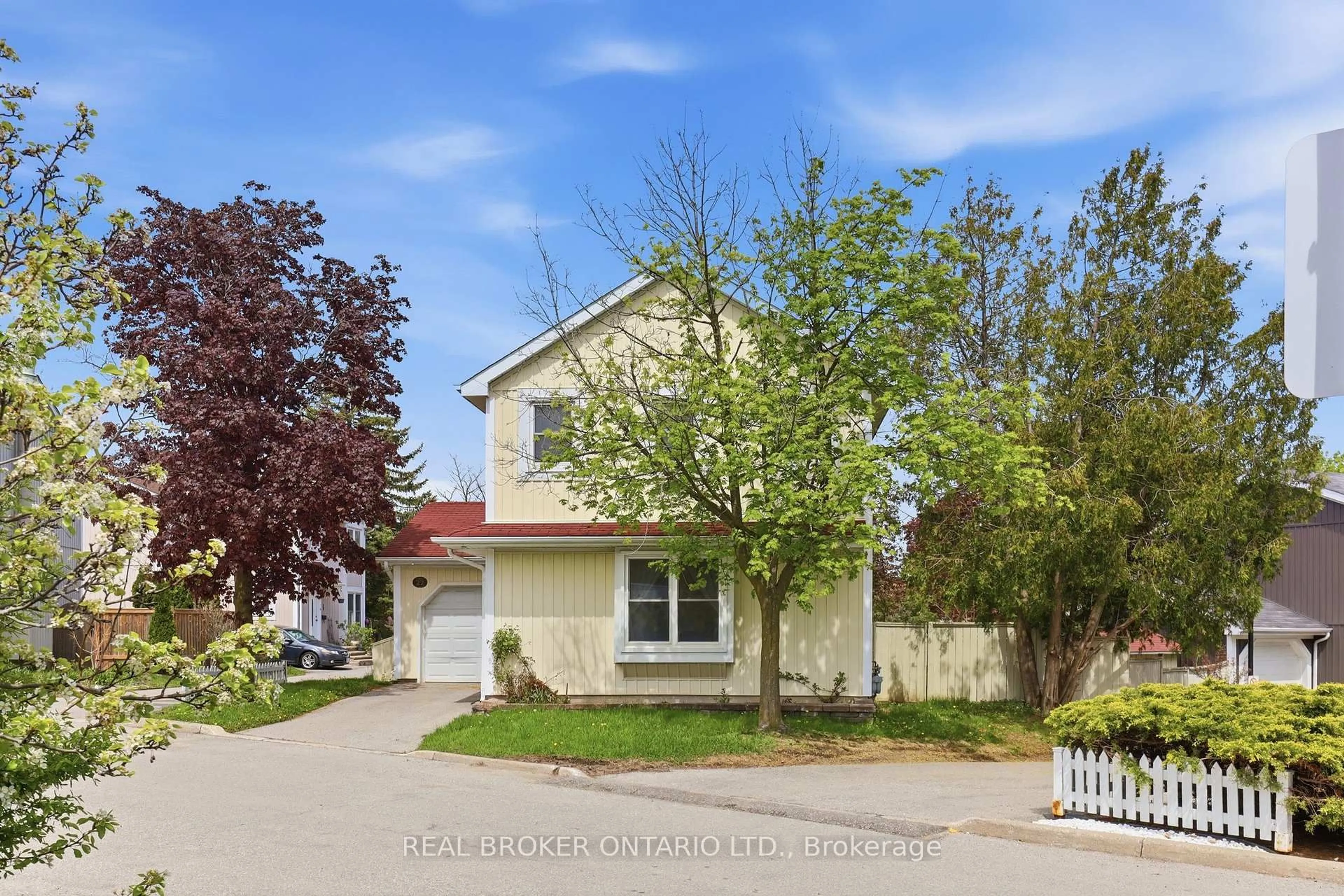 A pic from outside/outdoor area/front of a property/back of a property/a pic from drone, street for 22 Bent Oak Circ, Mississauga Ontario L5N 4J2