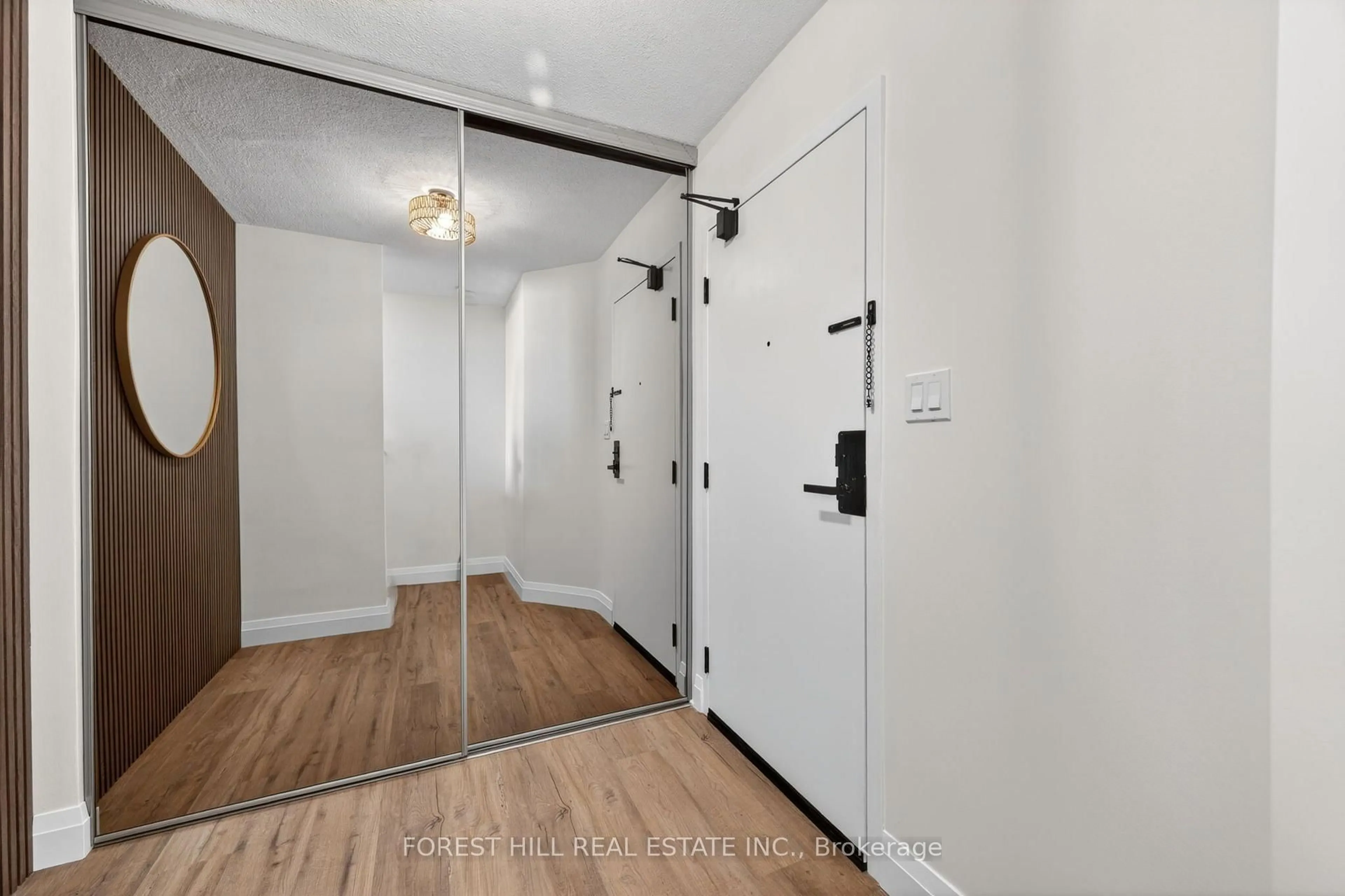 Indoor entryway for 11 Wincott Dr #1211, Toronto Ontario M9R 2R9
