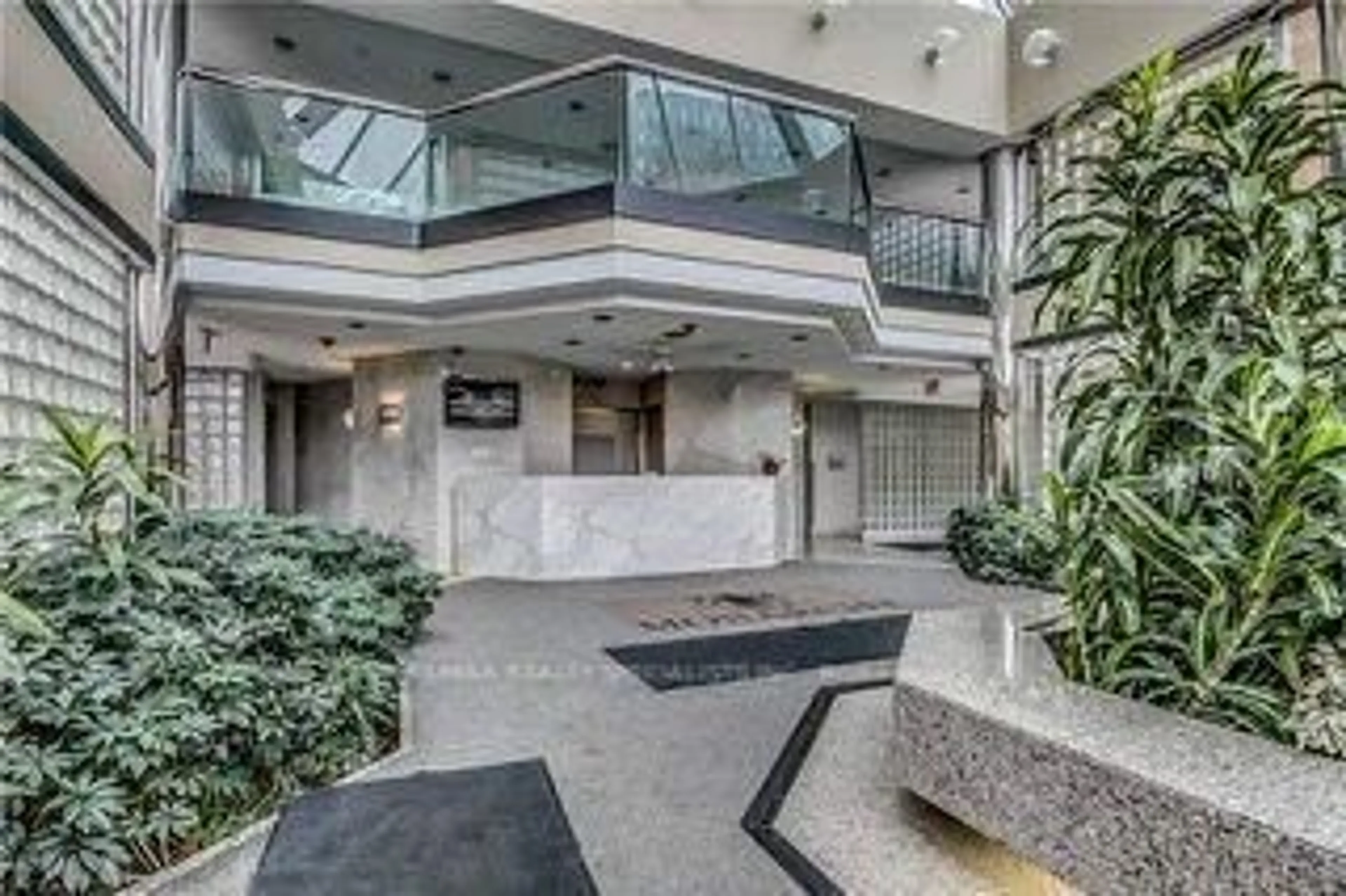 Indoor foyer for 335 Webb Dr #1401, Mississauga Ontario L5B 4A1