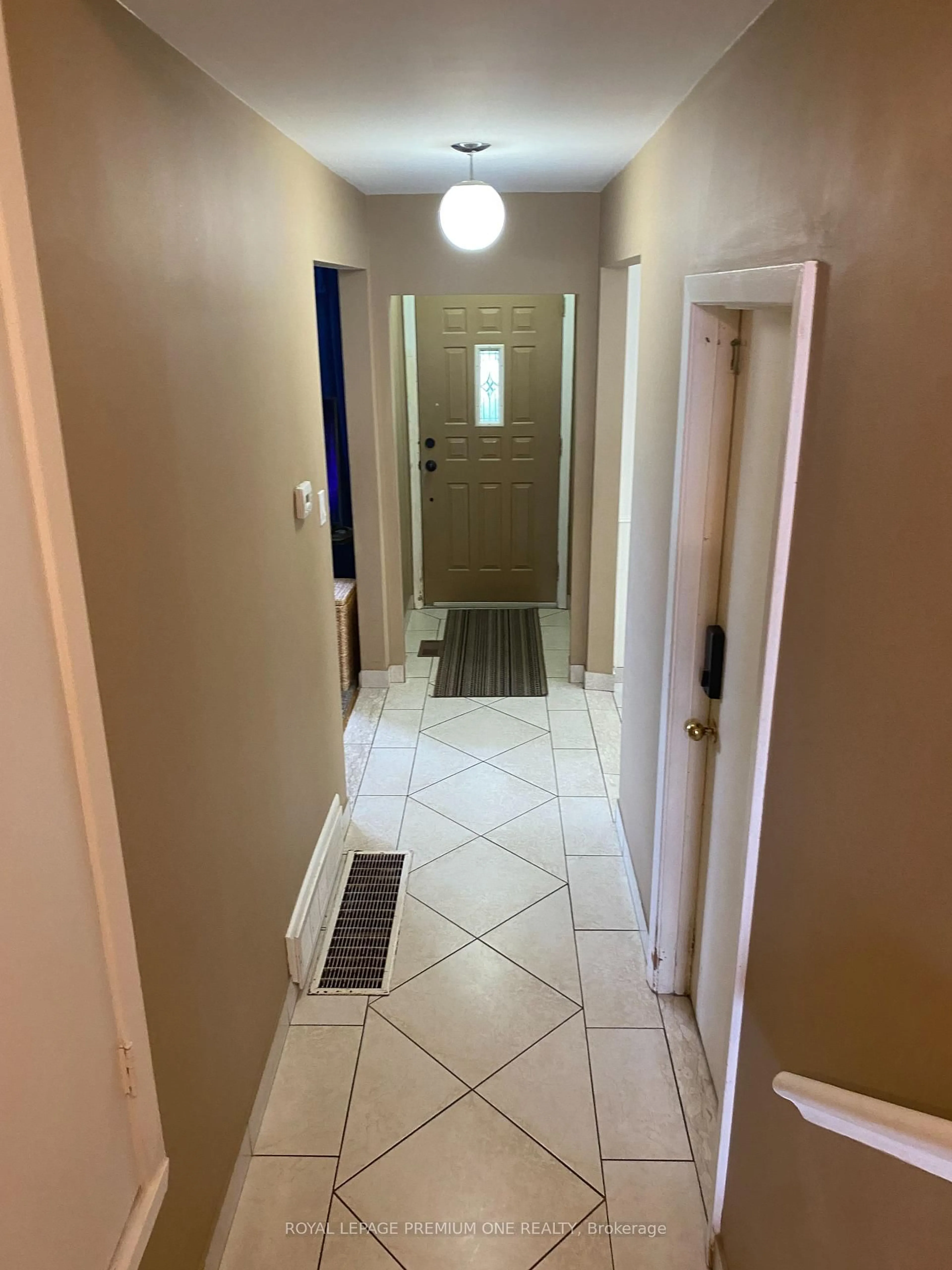 Indoor entryway for 73 KANARICK Cres, Toronto Ontario M3L 1P3