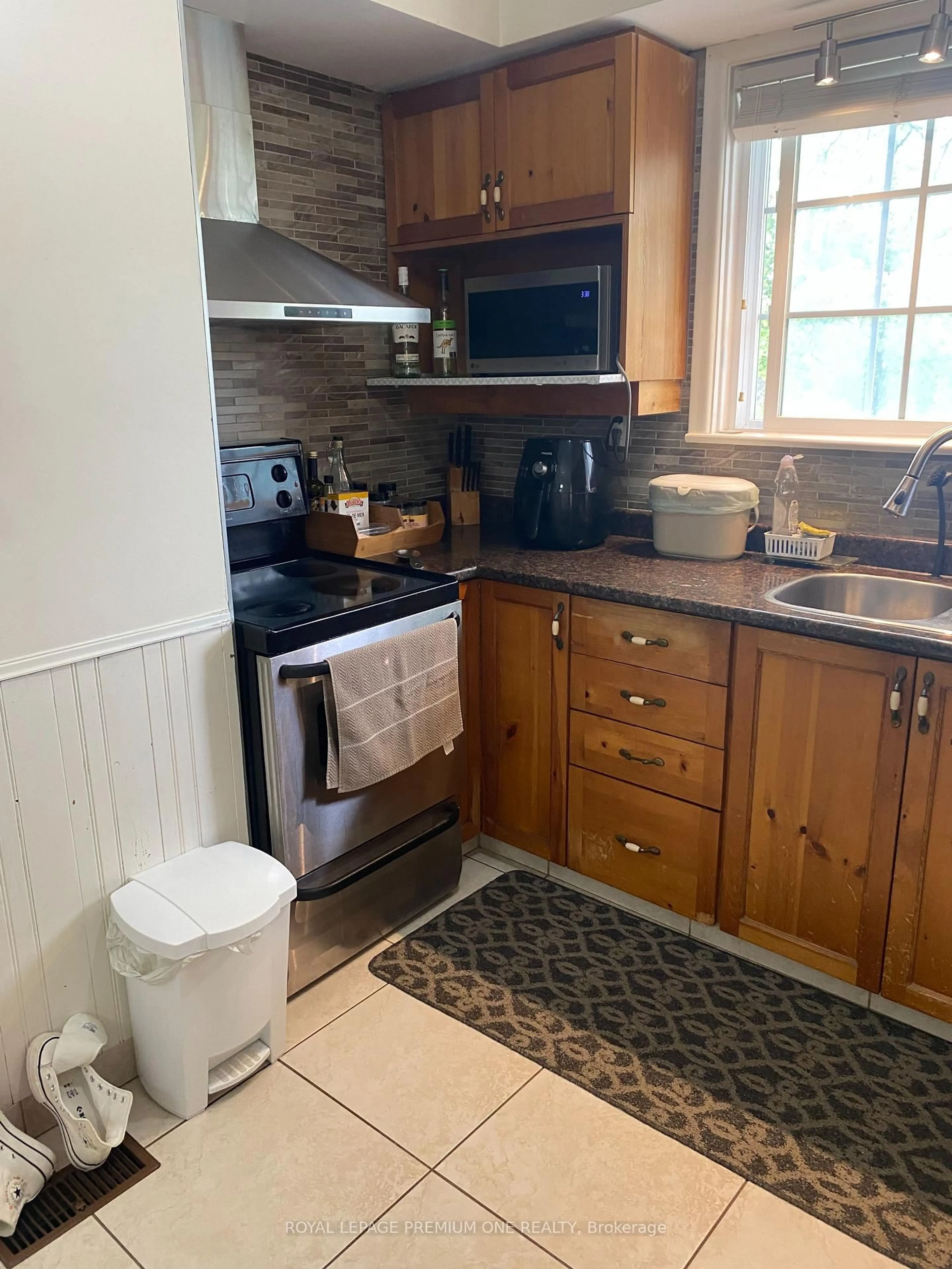 Standard kitchen, unknown for 73 KANARICK Cres, Toronto Ontario M3L 1P3