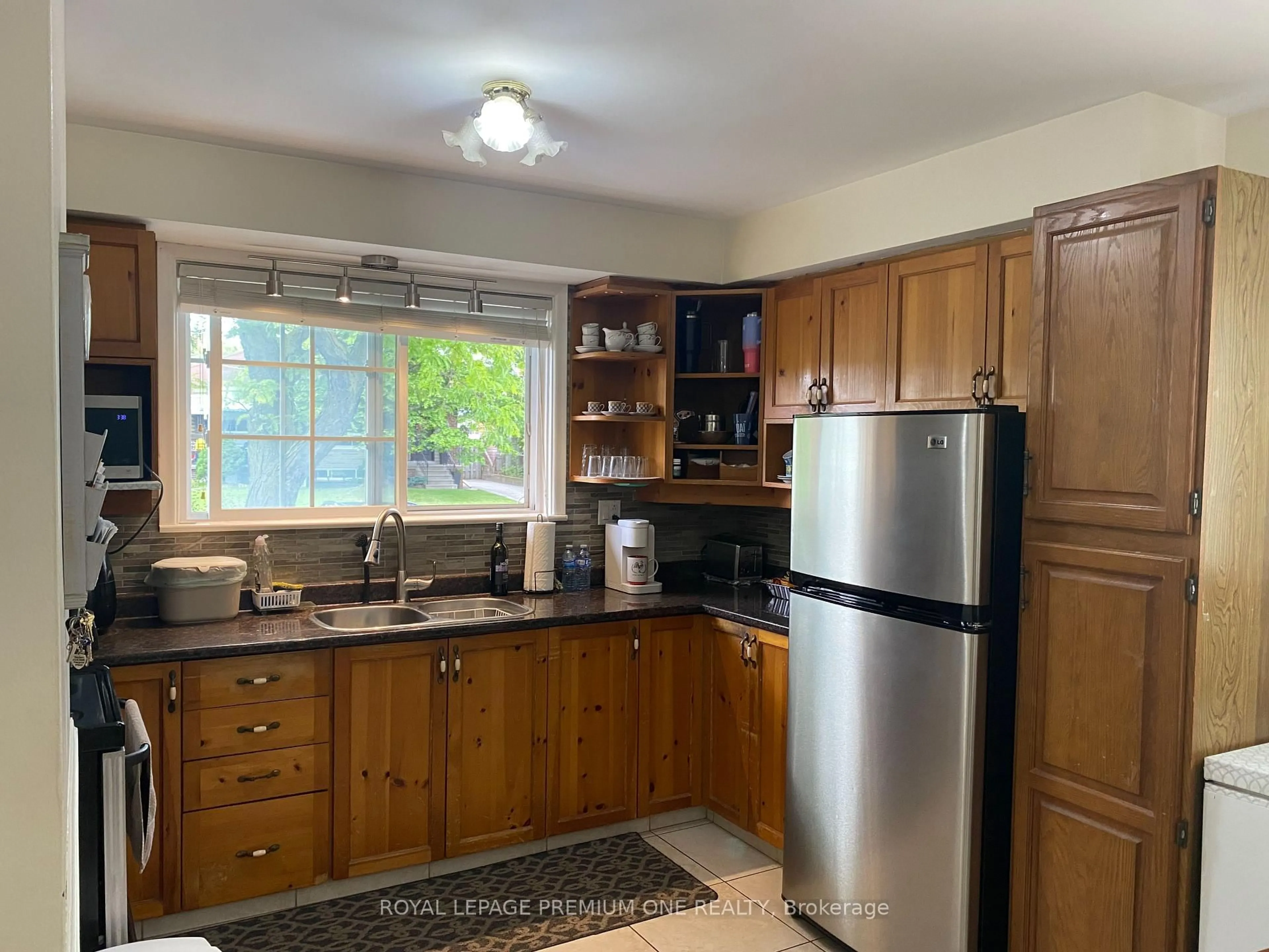 Standard kitchen, unknown for 73 KANARICK Cres, Toronto Ontario M3L 1P3