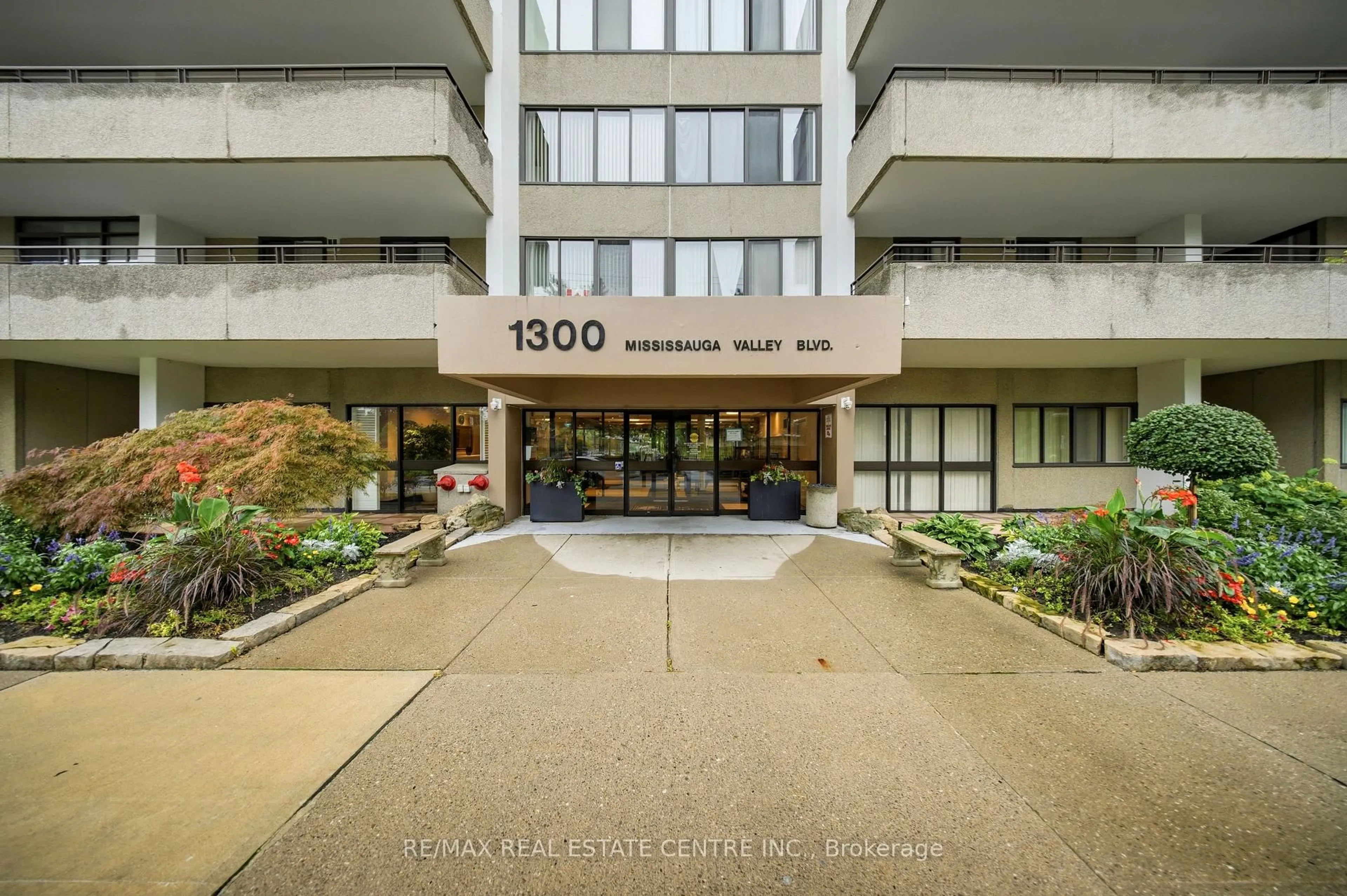 Indoor foyer for 1300 Mississauga Valley Blvd #511, Mississauga Ontario L5A 3S8