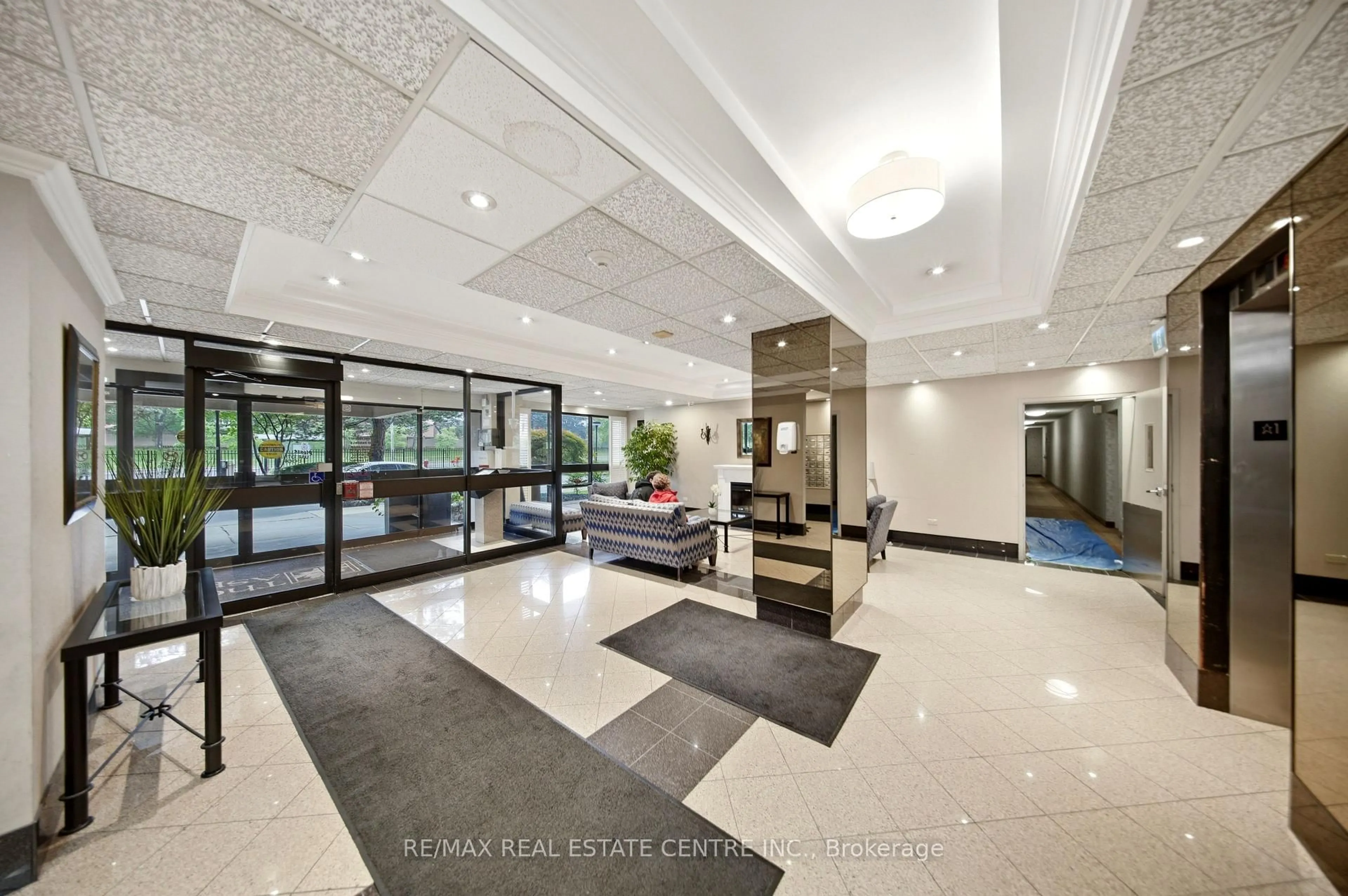 Lobby for 1300 Mississauga Valley Blvd #511, Mississauga Ontario L5A 3S8