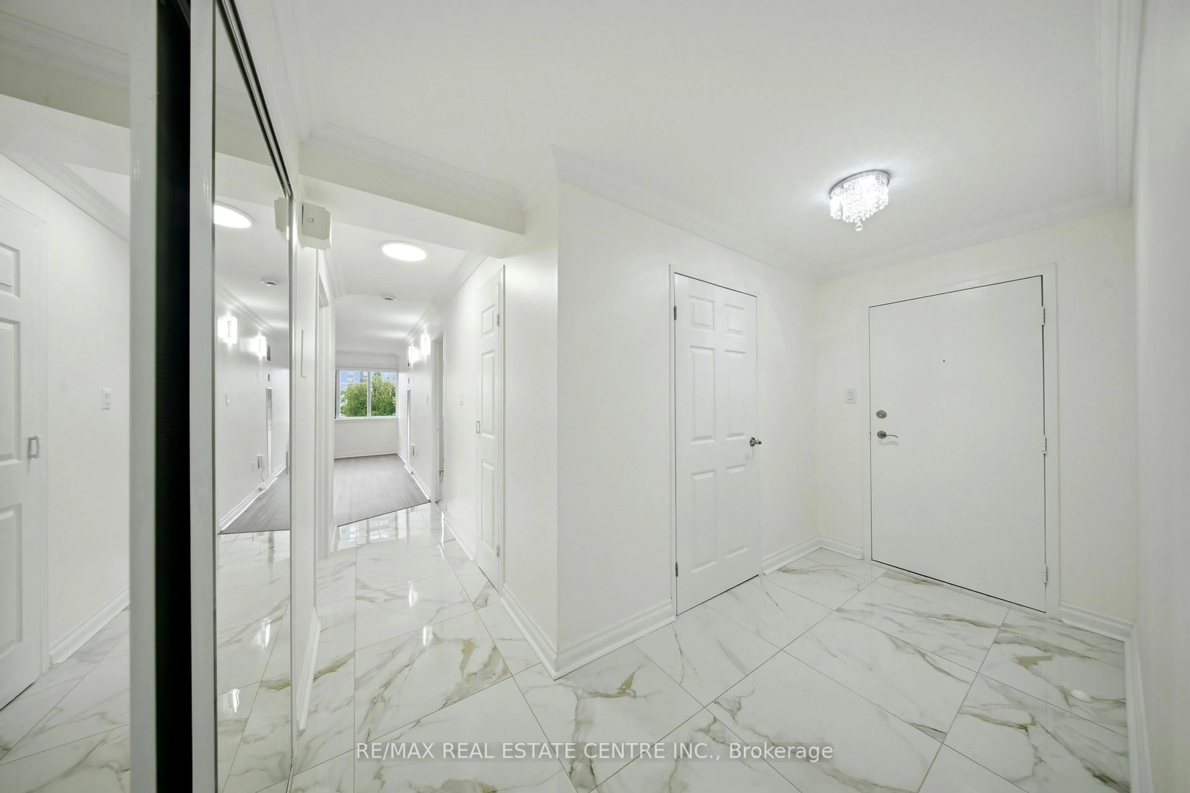 Indoor foyer for 1300 Mississauga Valley Blvd #511, Mississauga Ontario L5A 3S8