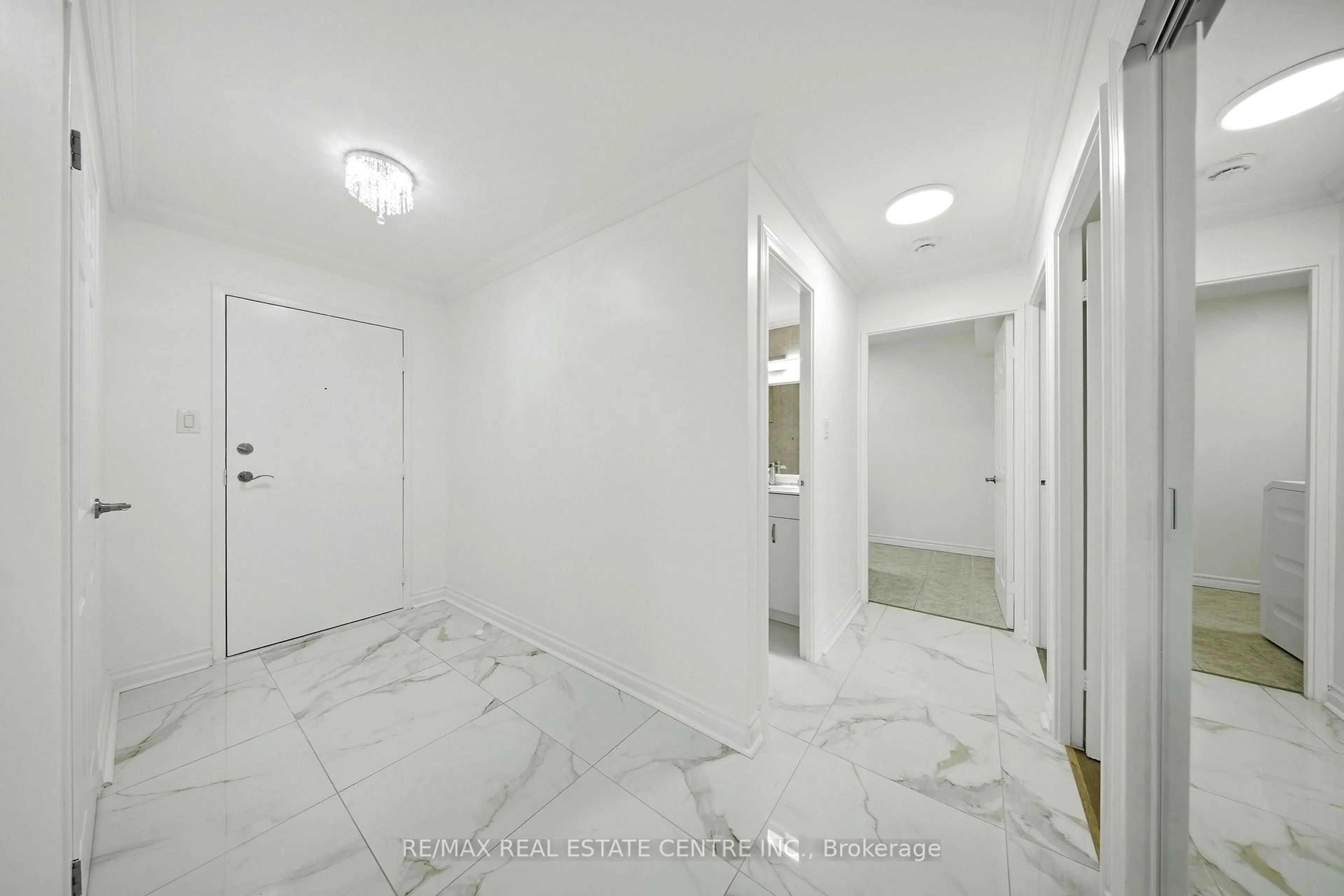 Indoor foyer for 1300 Mississauga Valley Blvd #511, Mississauga Ontario L5A 3S8