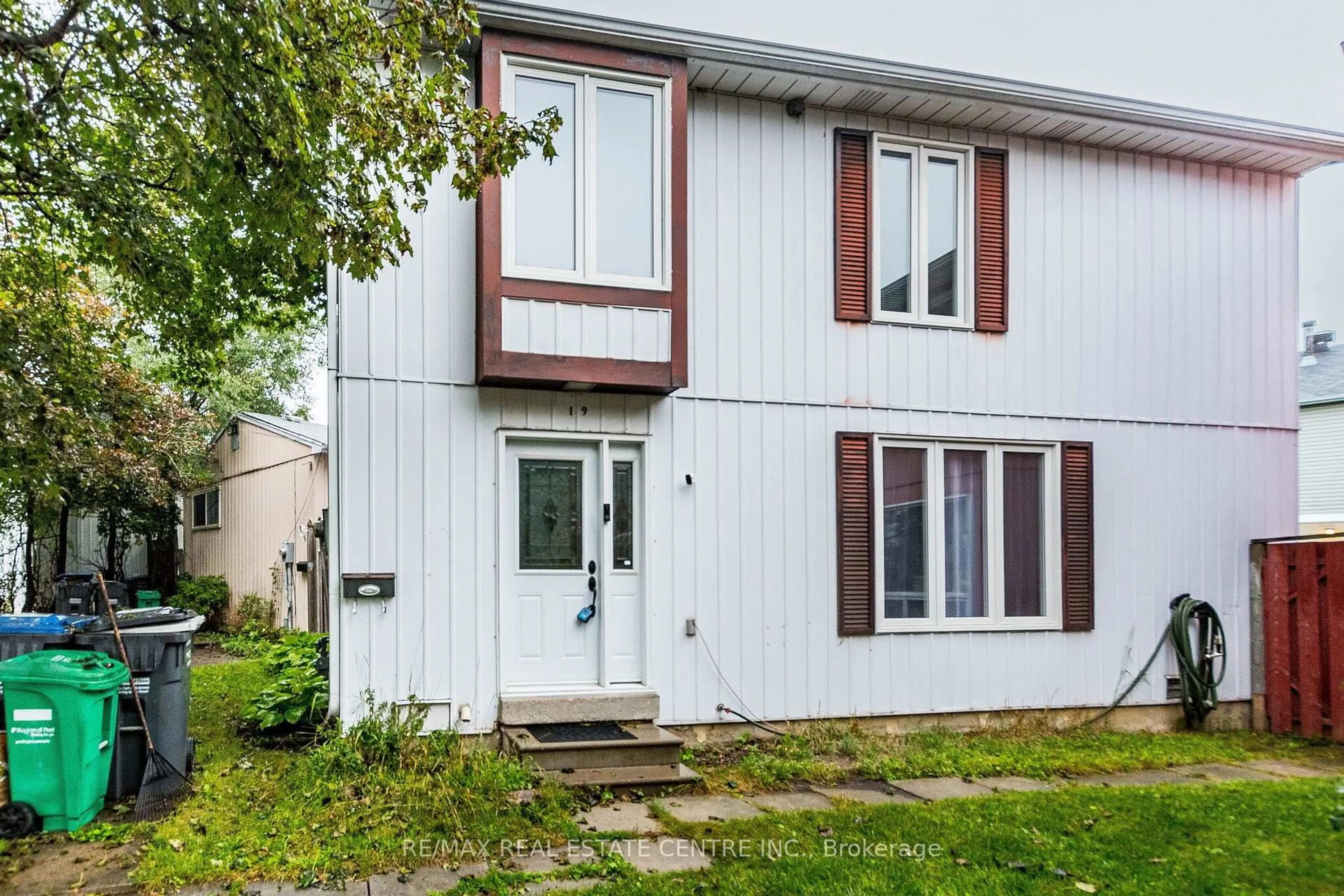 Home with vinyl exterior material, street for 19 Huntingwood Cres, Brampton Ontario L6S 1S5