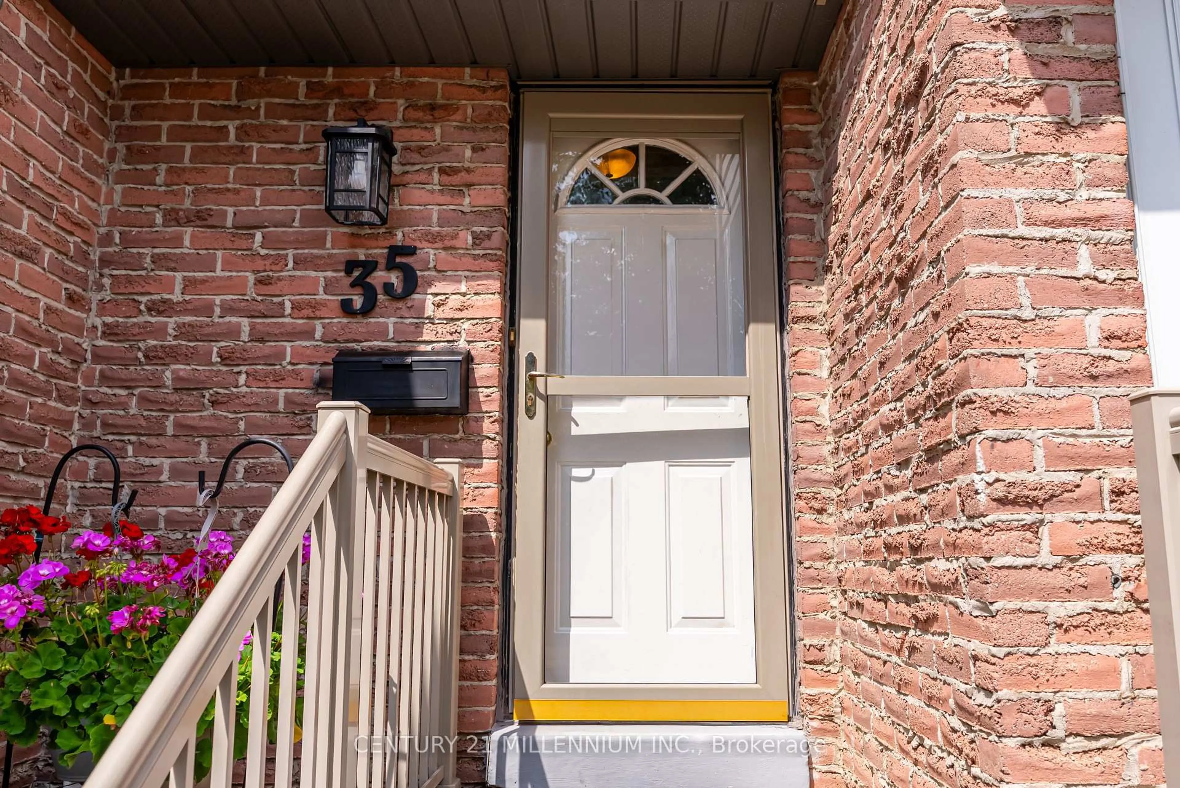 Indoor entryway for 35 Tara Park Cres, Brampton Ontario L6V 3E3