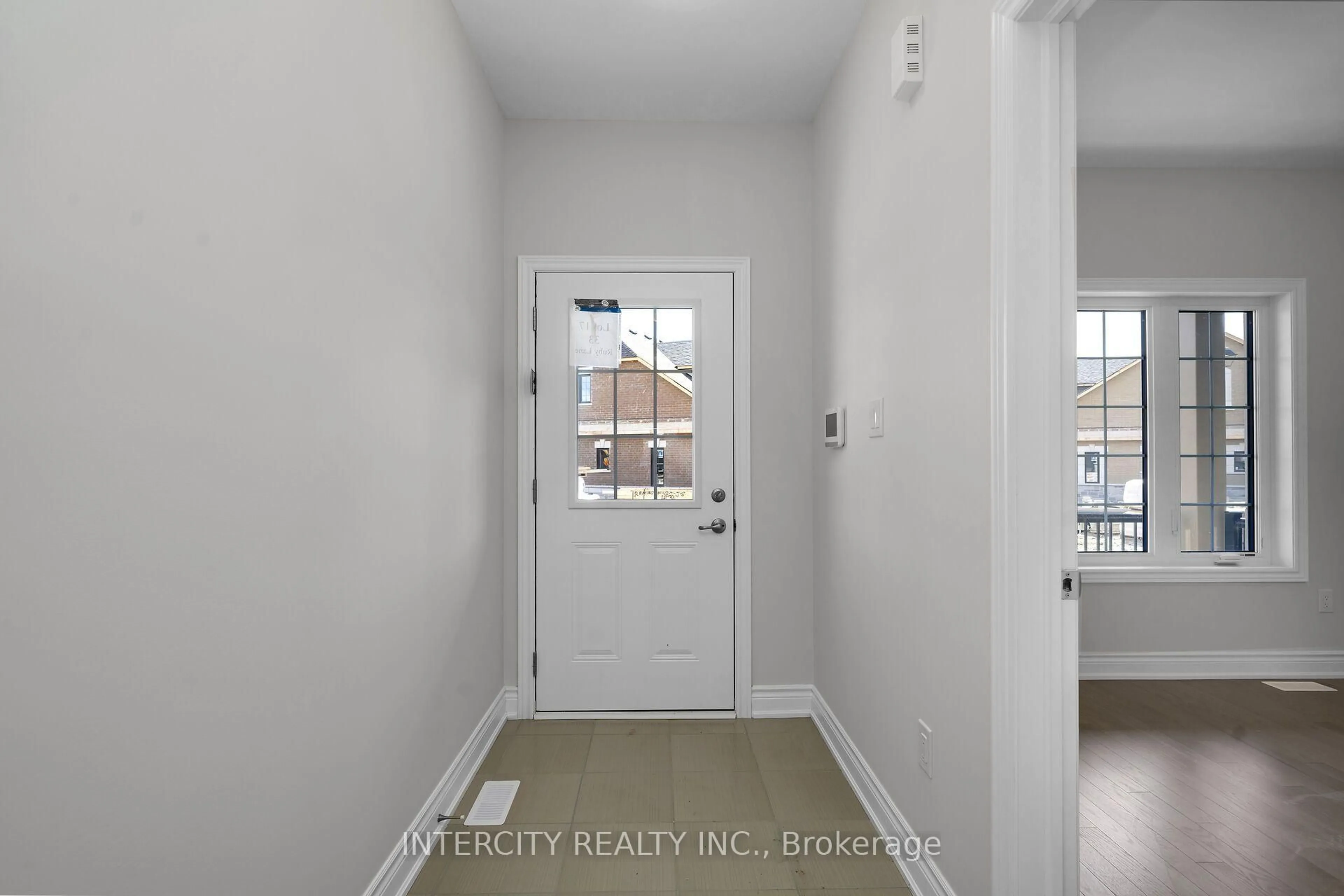 Indoor entryway for 33 Ruby Lane, Halton Hills Ontario L7G 0H6