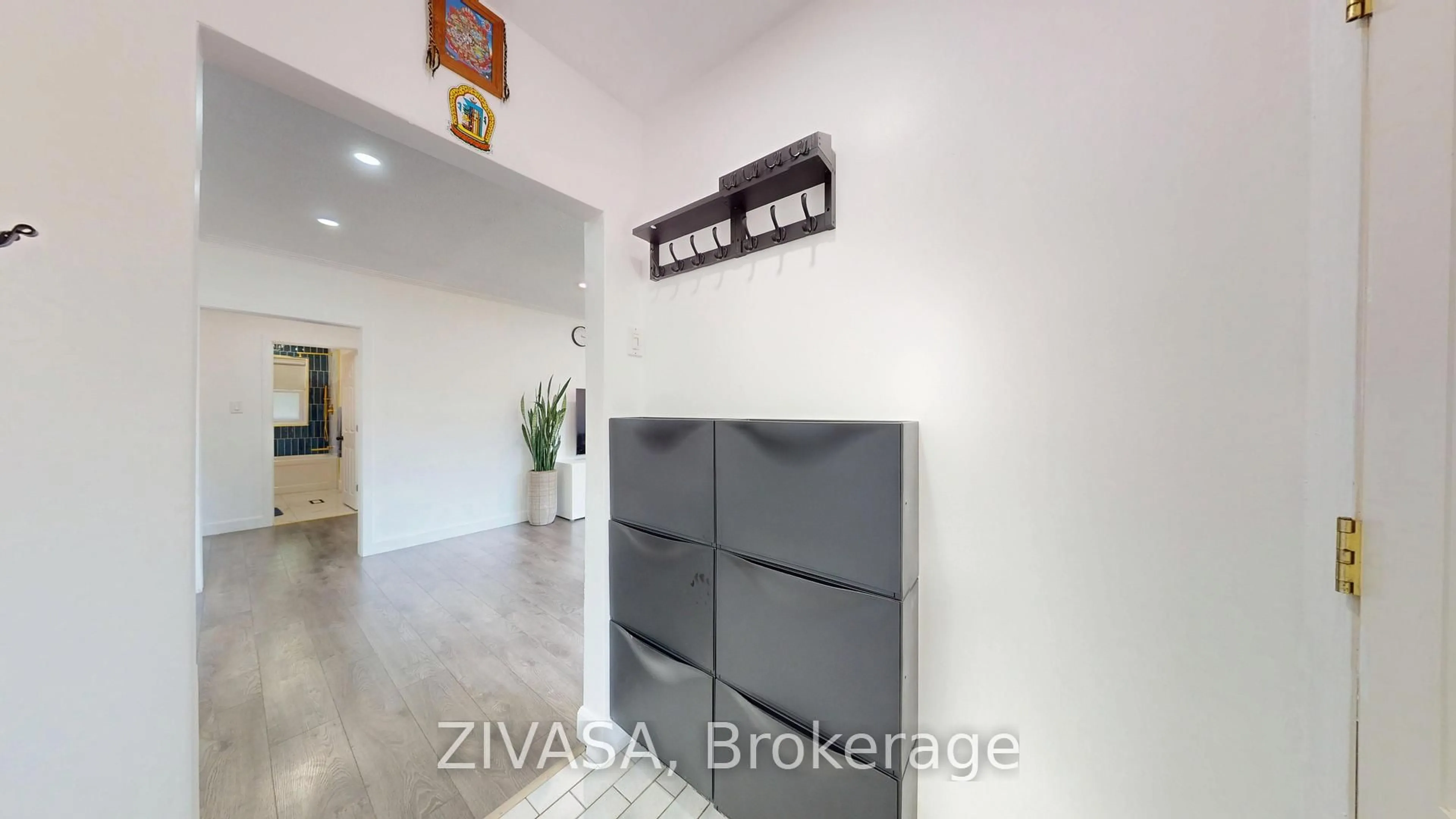 Indoor foyer for 125 Jeffcoat Dr, Toronto Ontario M9W 3B9