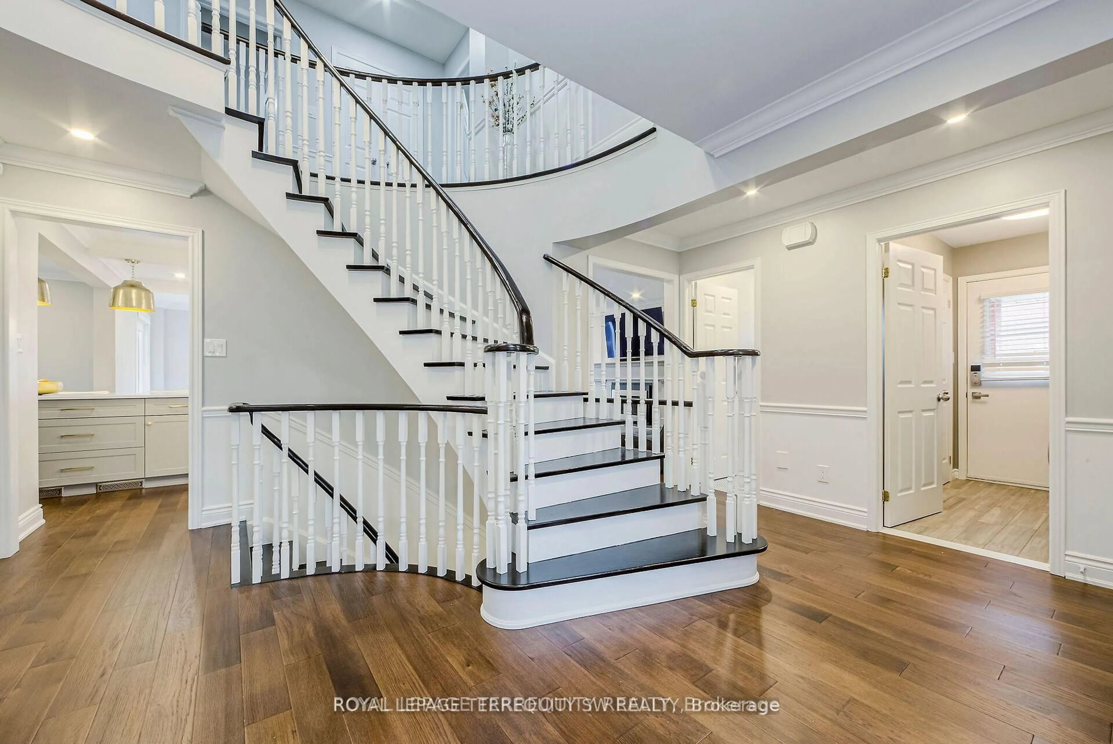 Stairs for 2025 Parklane Cres, Burlington Ontario L7M 3V6