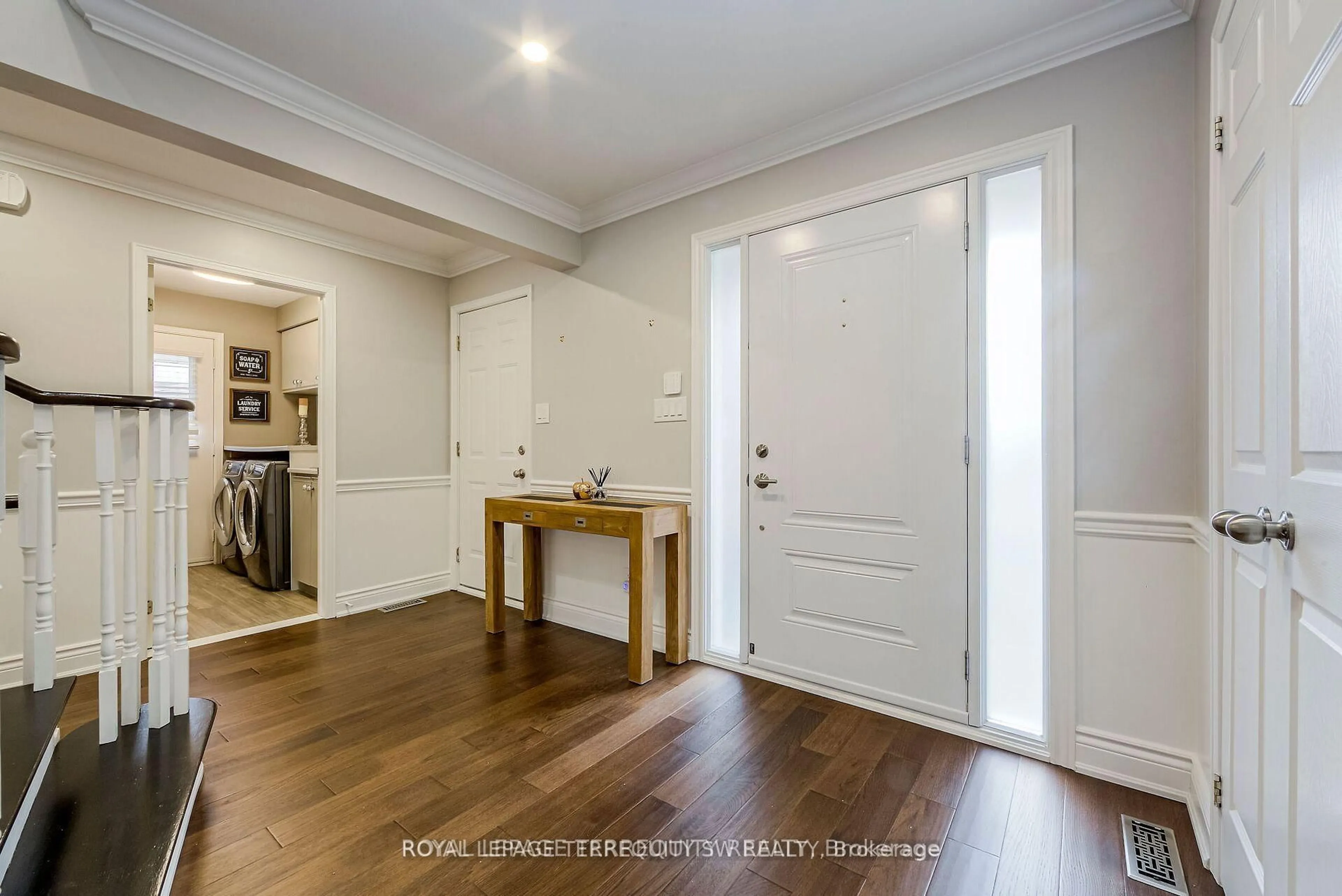 Indoor entryway for 2025 Parklane Cres, Burlington Ontario L7M 3V6