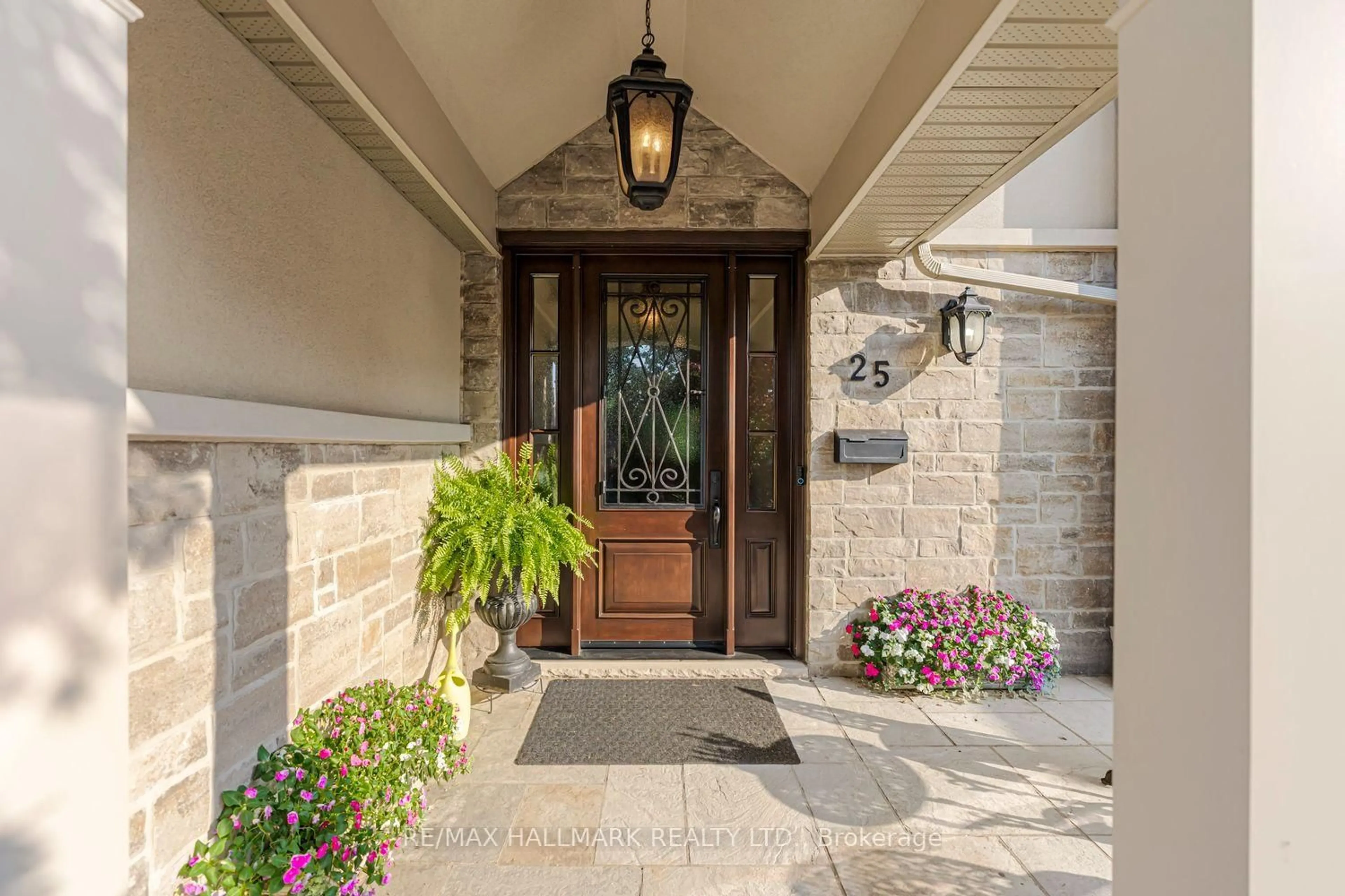 Indoor entryway for 25 Queensborough Cres, Toronto Ontario M9R 1A1