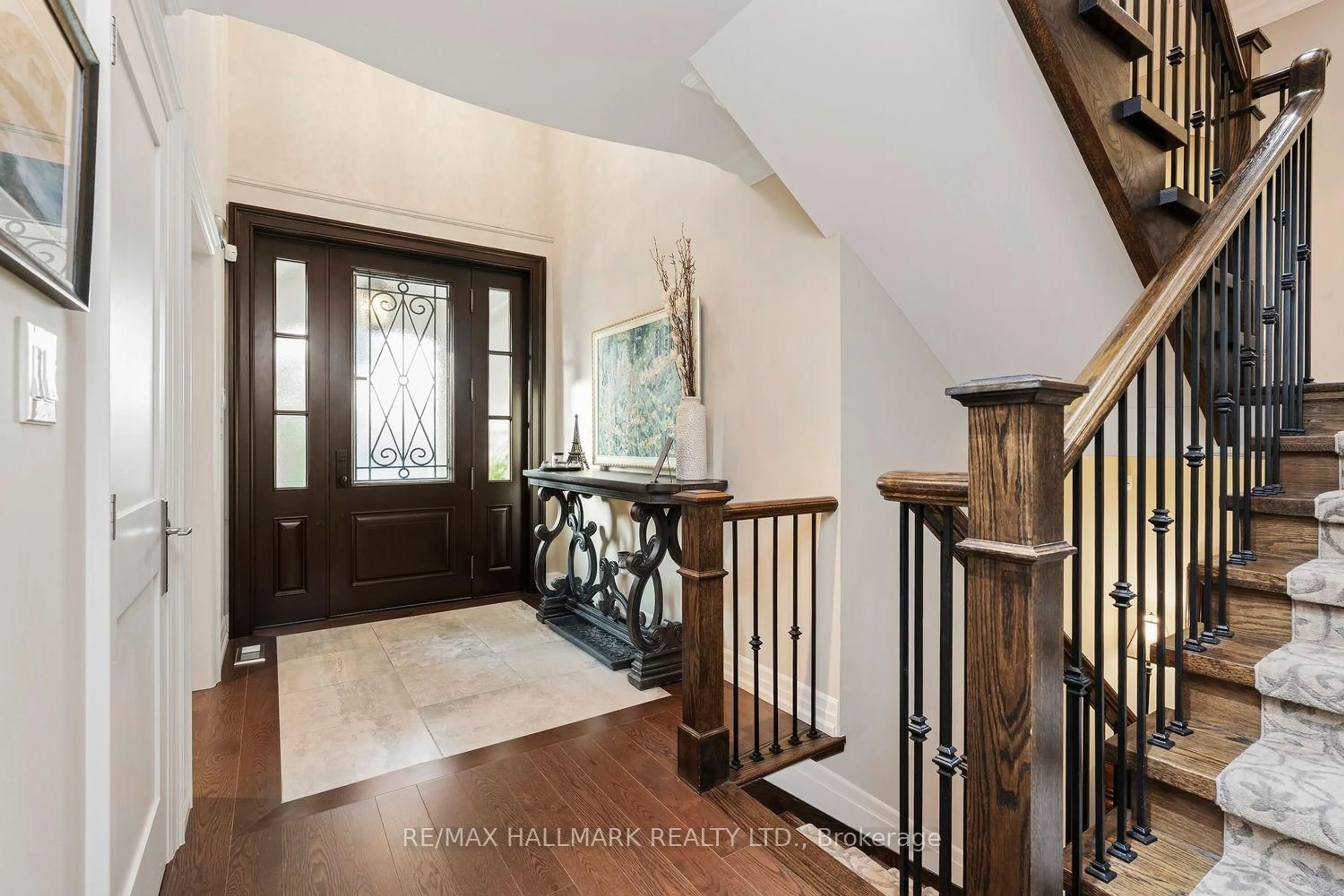 Indoor entryway for 25 Queensborough Cres, Toronto Ontario M9R 1A1