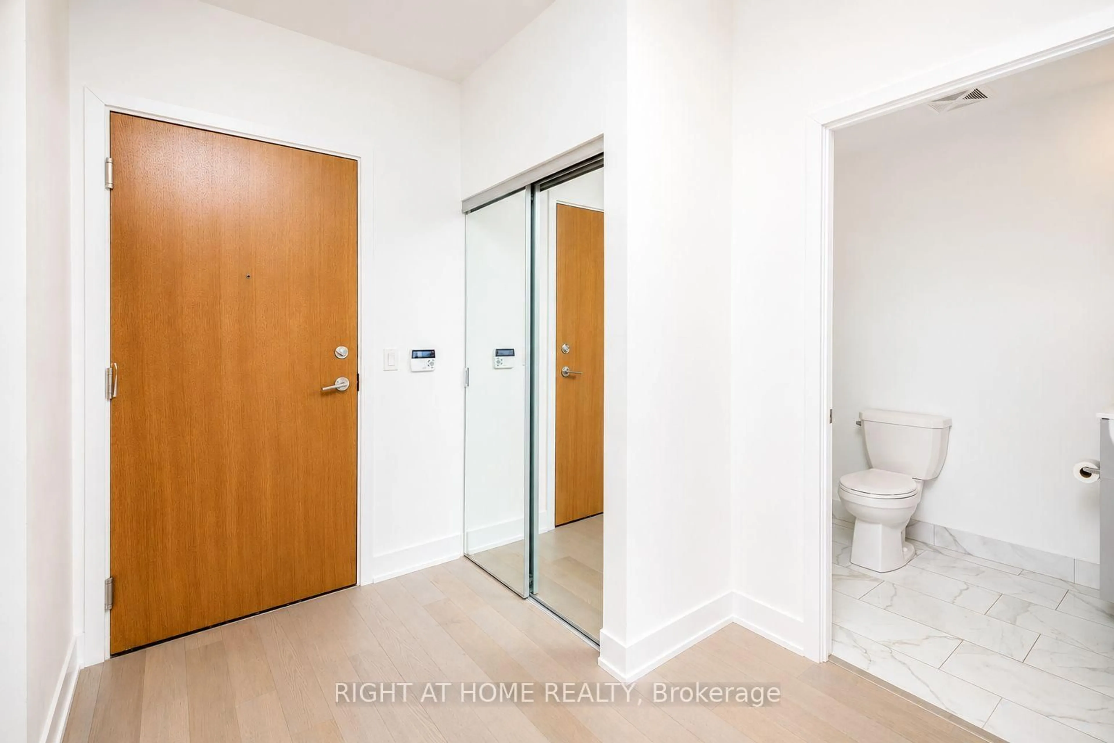 Indoor foyer for 20 Shore Breeze Dr #LPH02B, Toronto Ontario M8V 1A1