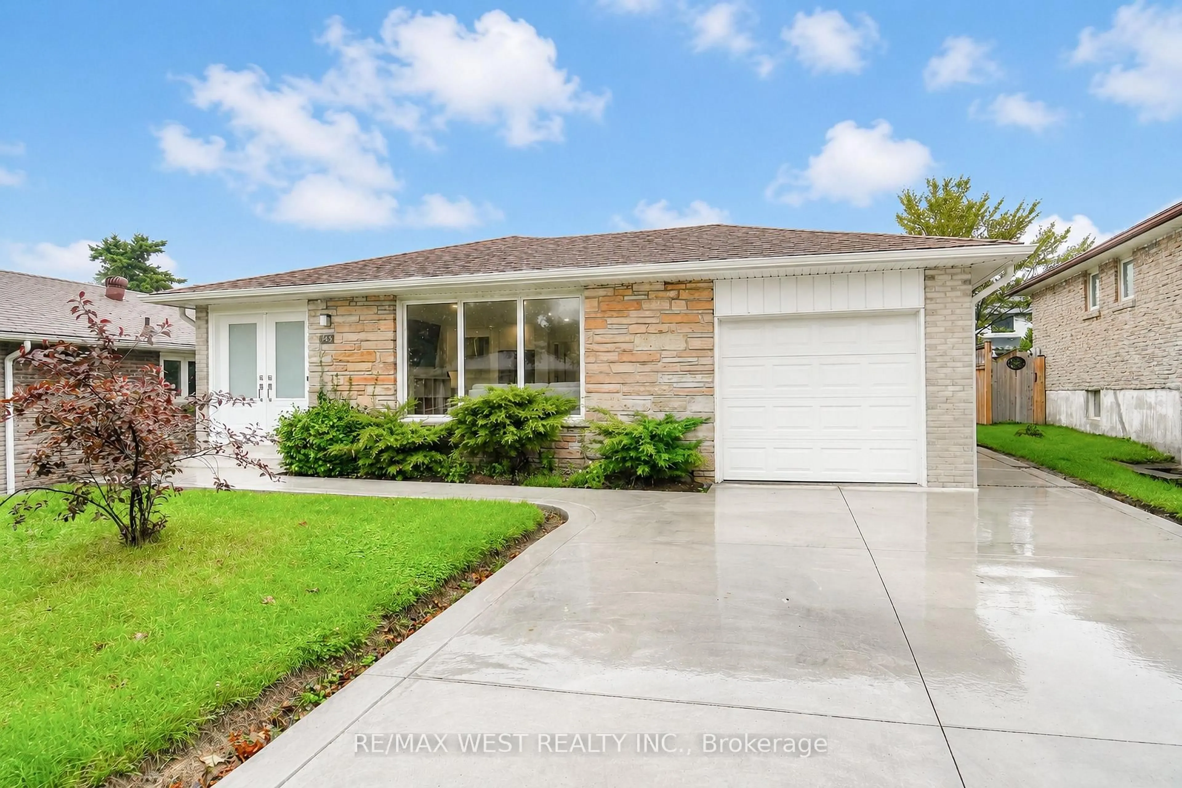 Home with vinyl exterior material, street for 765 Dodsworth Cres, Mississauga Ontario L4Y 2H8
