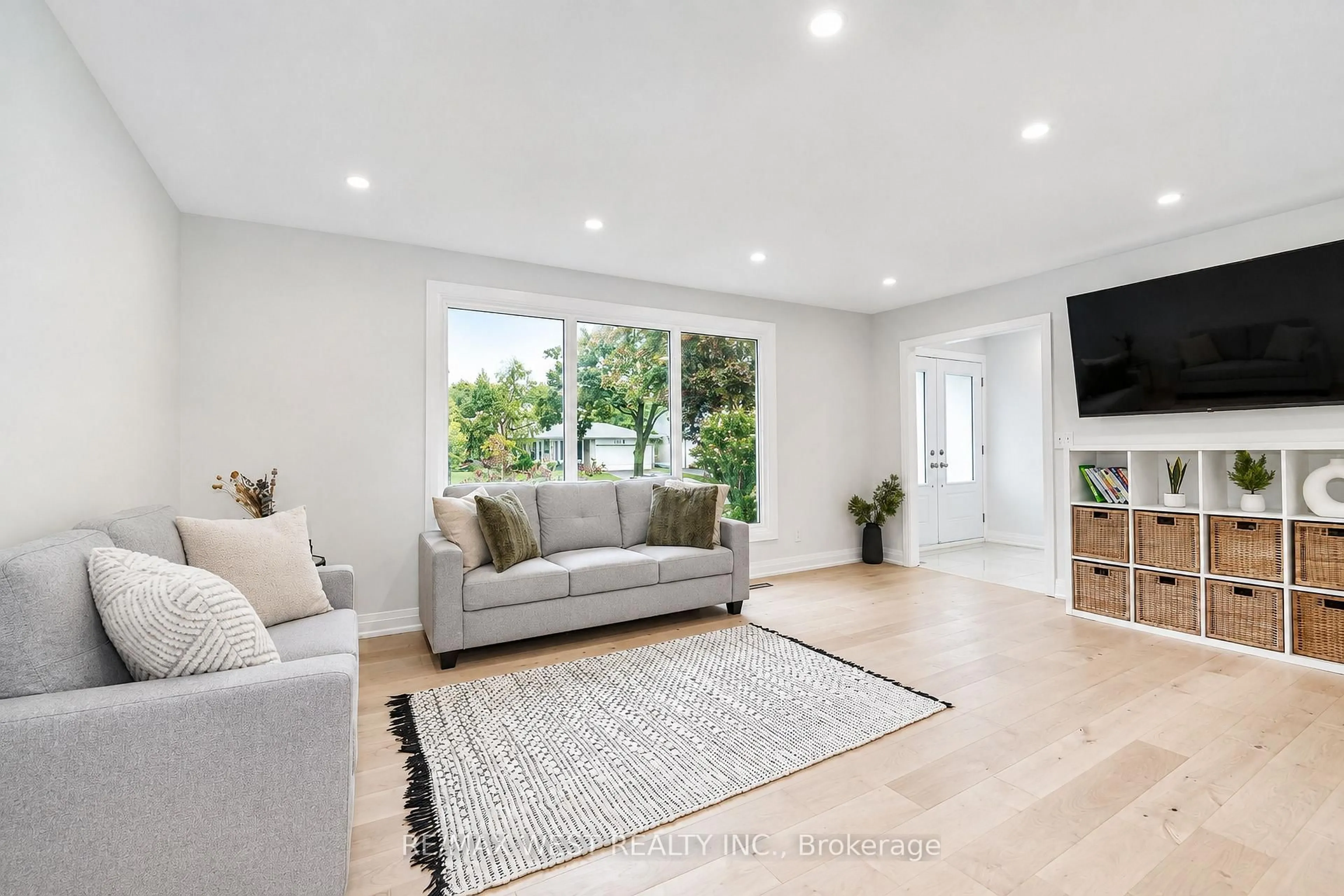 Living room with furniture, unknown for 765 Dodsworth Cres, Mississauga Ontario L4Y 2H8