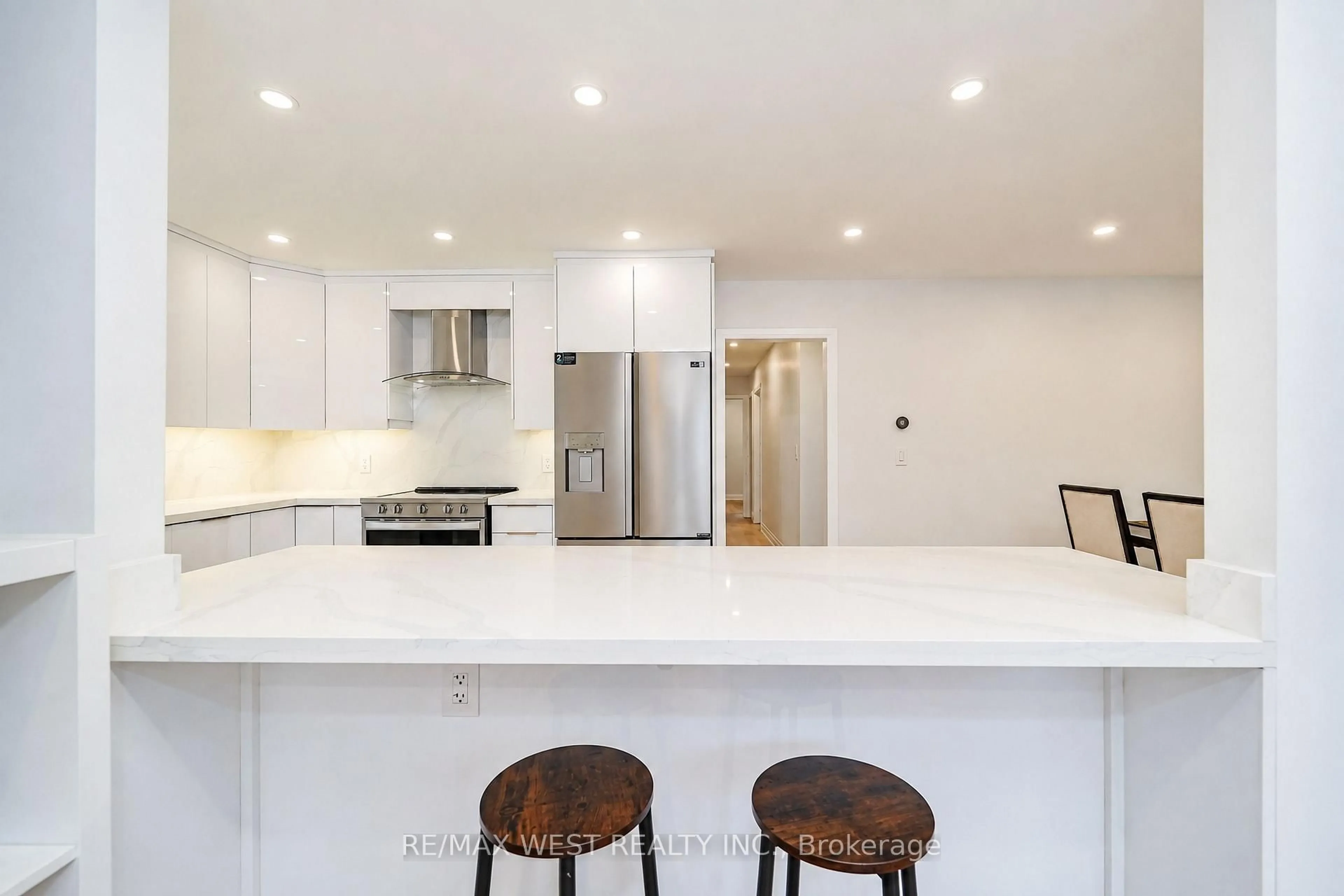Open concept kitchen, unknown for 765 Dodsworth Cres, Mississauga Ontario L4Y 2H8
