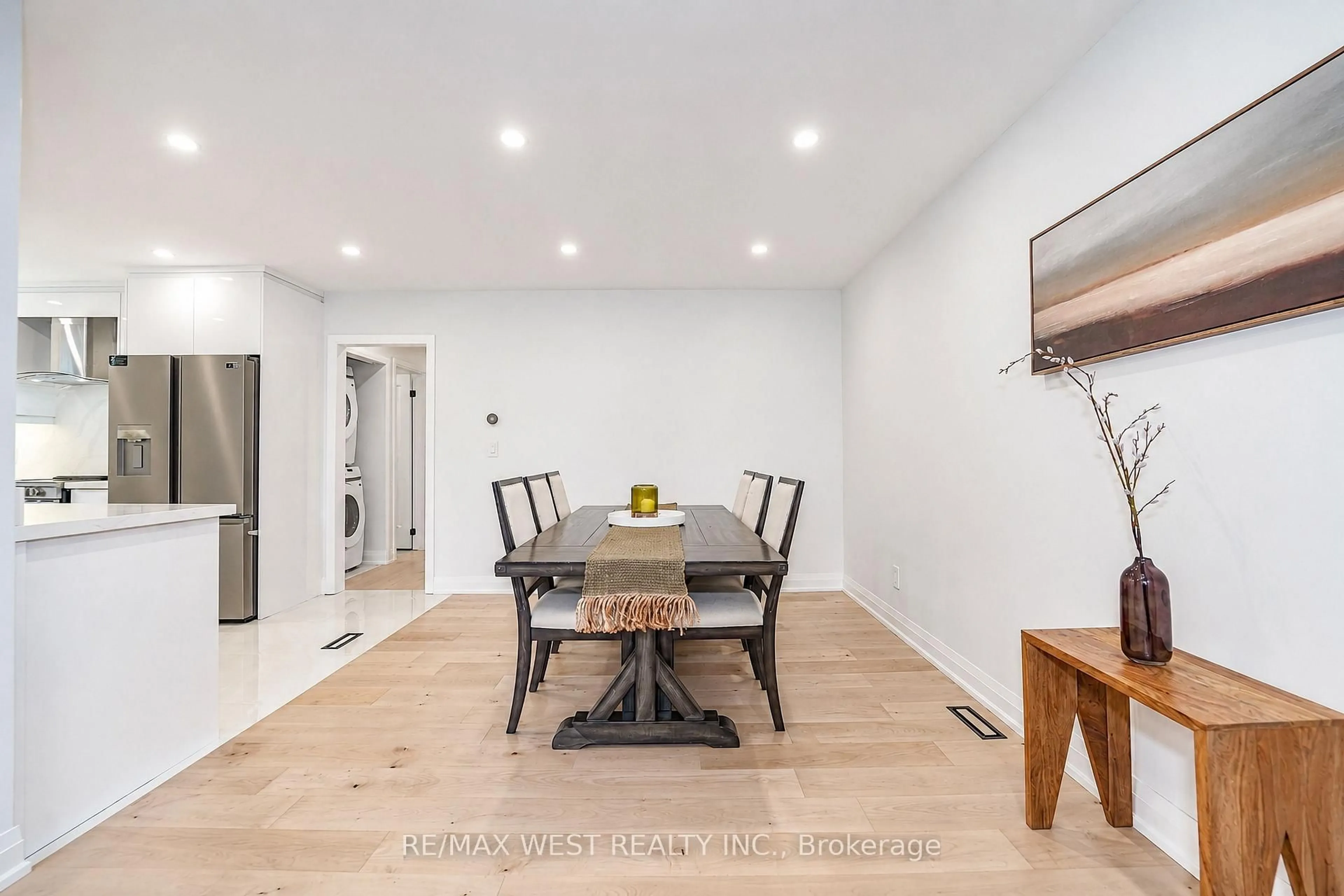 Dining room, wood/laminate floor for 765 Dodsworth Cres, Mississauga Ontario L4Y 2H8