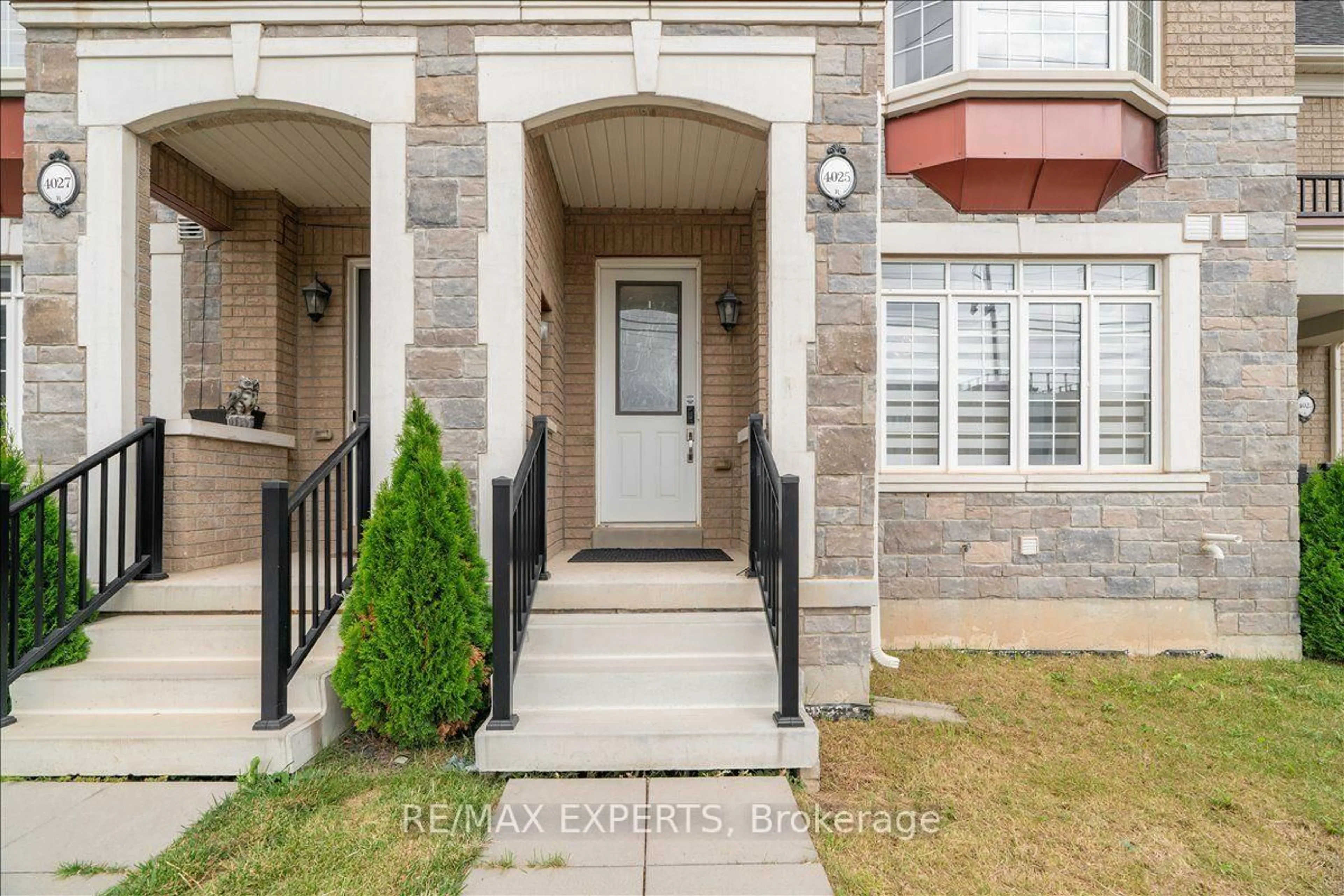 Indoor entryway for 4025 Sixth Line, Oakville Ontario L6H 3P8