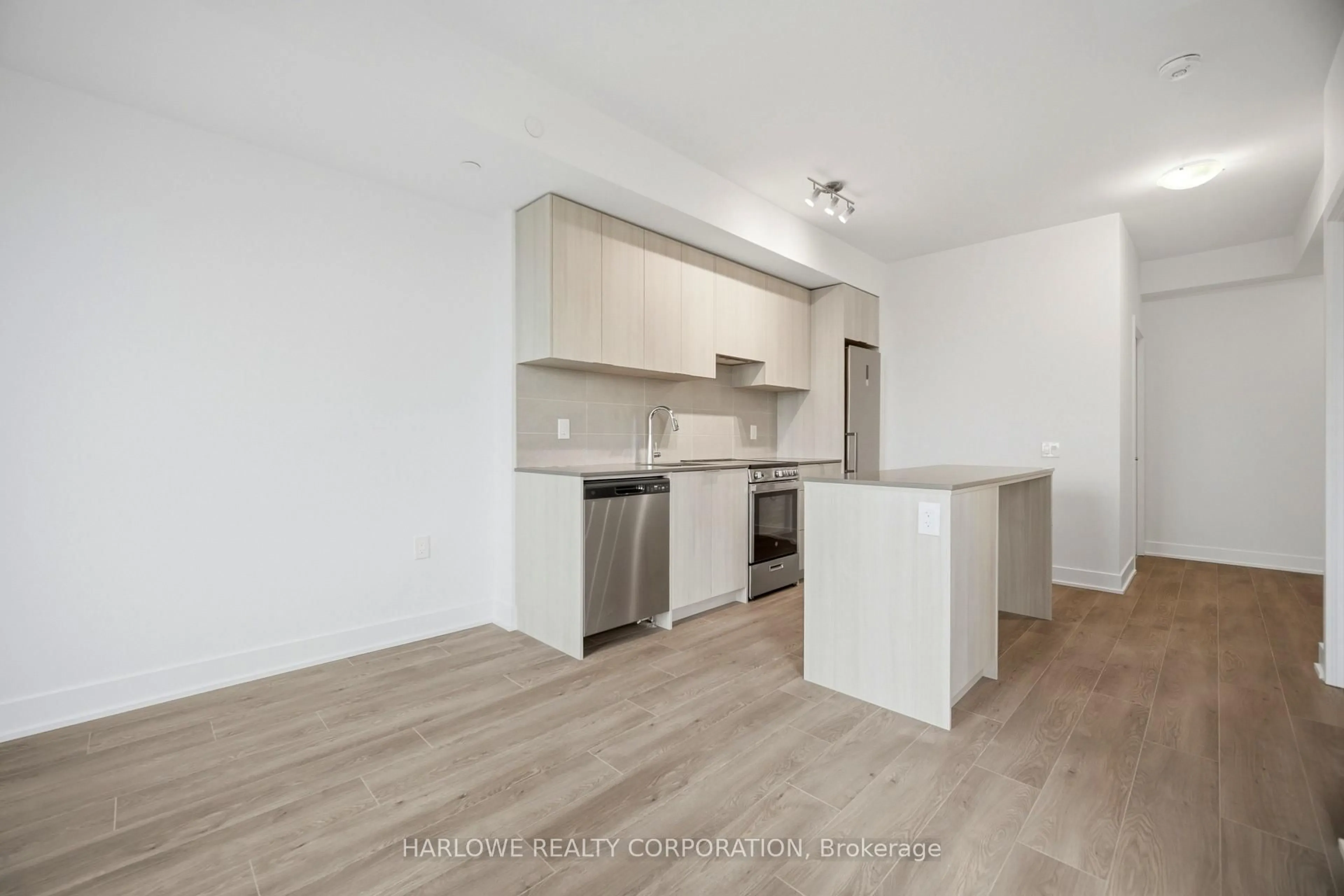 Standard kitchen, unknown for 2088 James St #1002, Burlington Ontario L7R 0H2