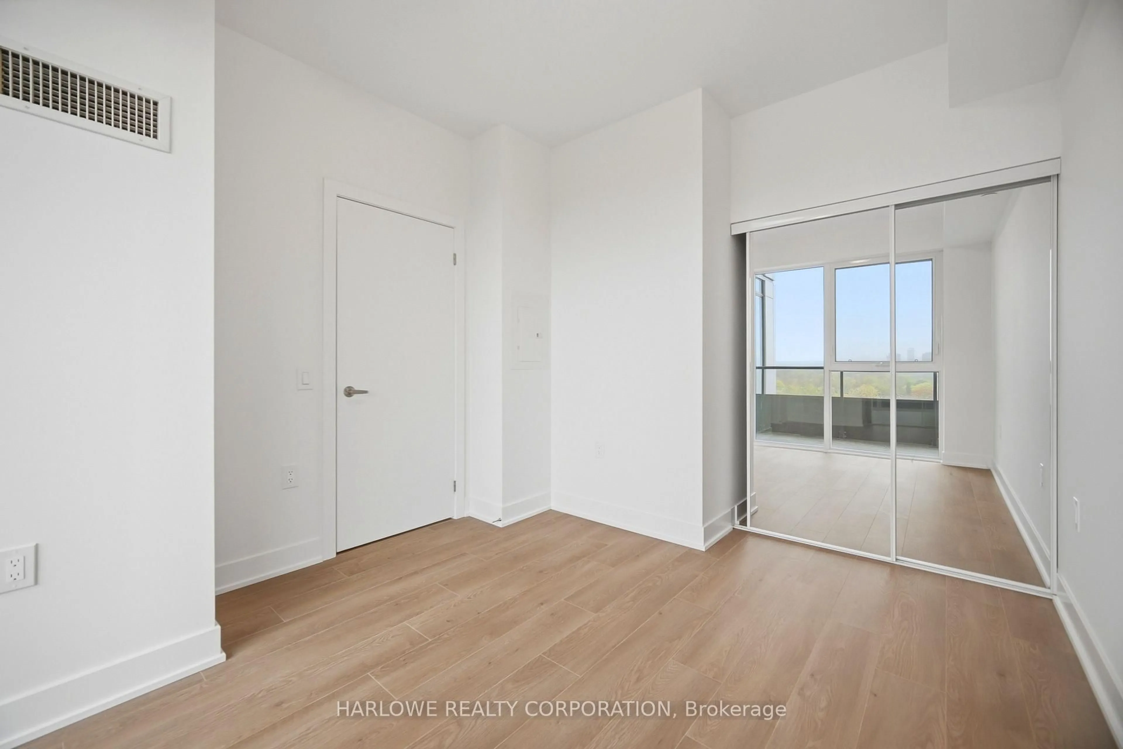 A pic of a room for 2088 James St #1002, Burlington Ontario L7R 0H2
