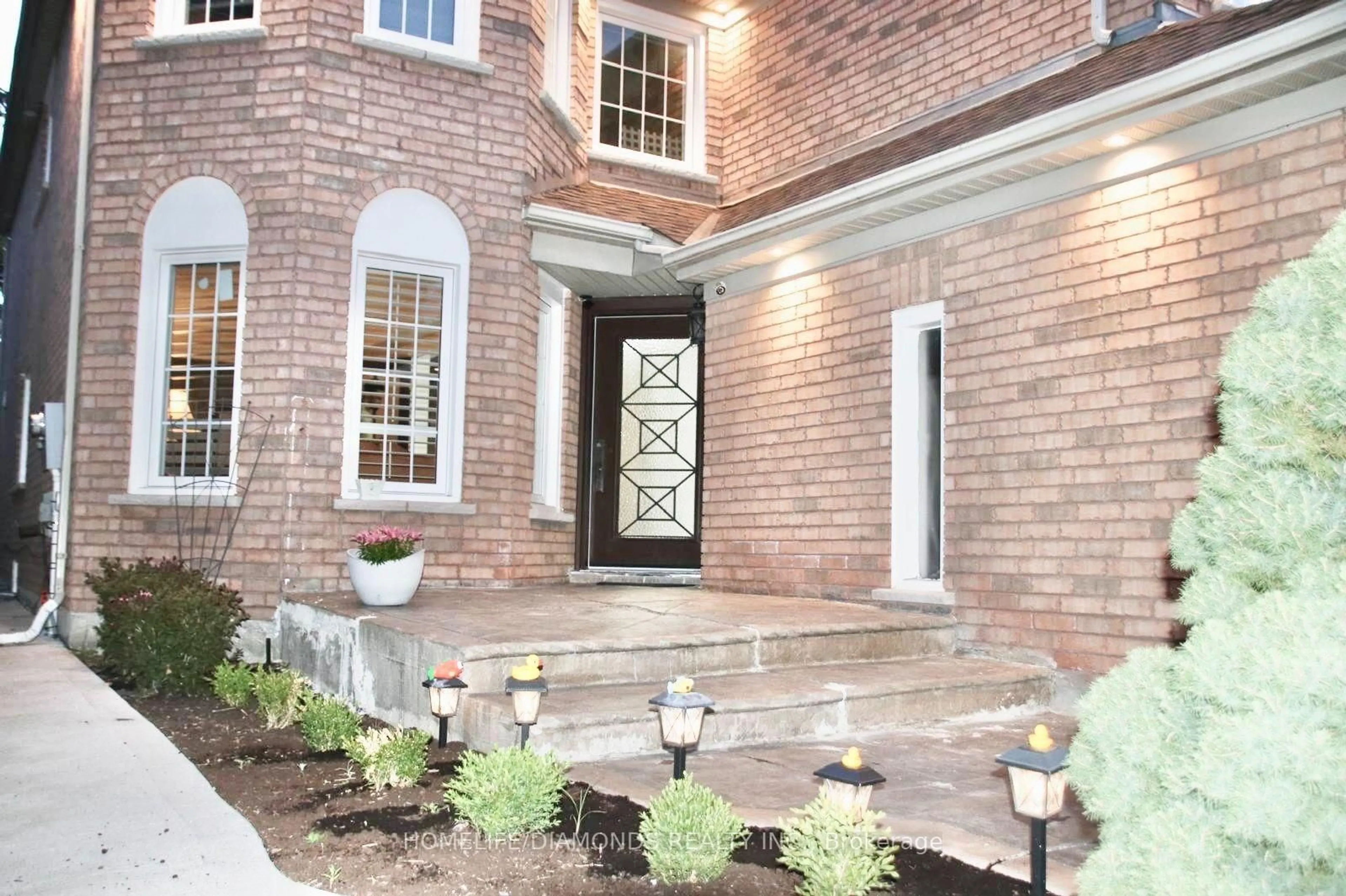 Home with brick exterior material, street for 186 FERNFOREST Dr, Brampton Ontario L6R 1T7