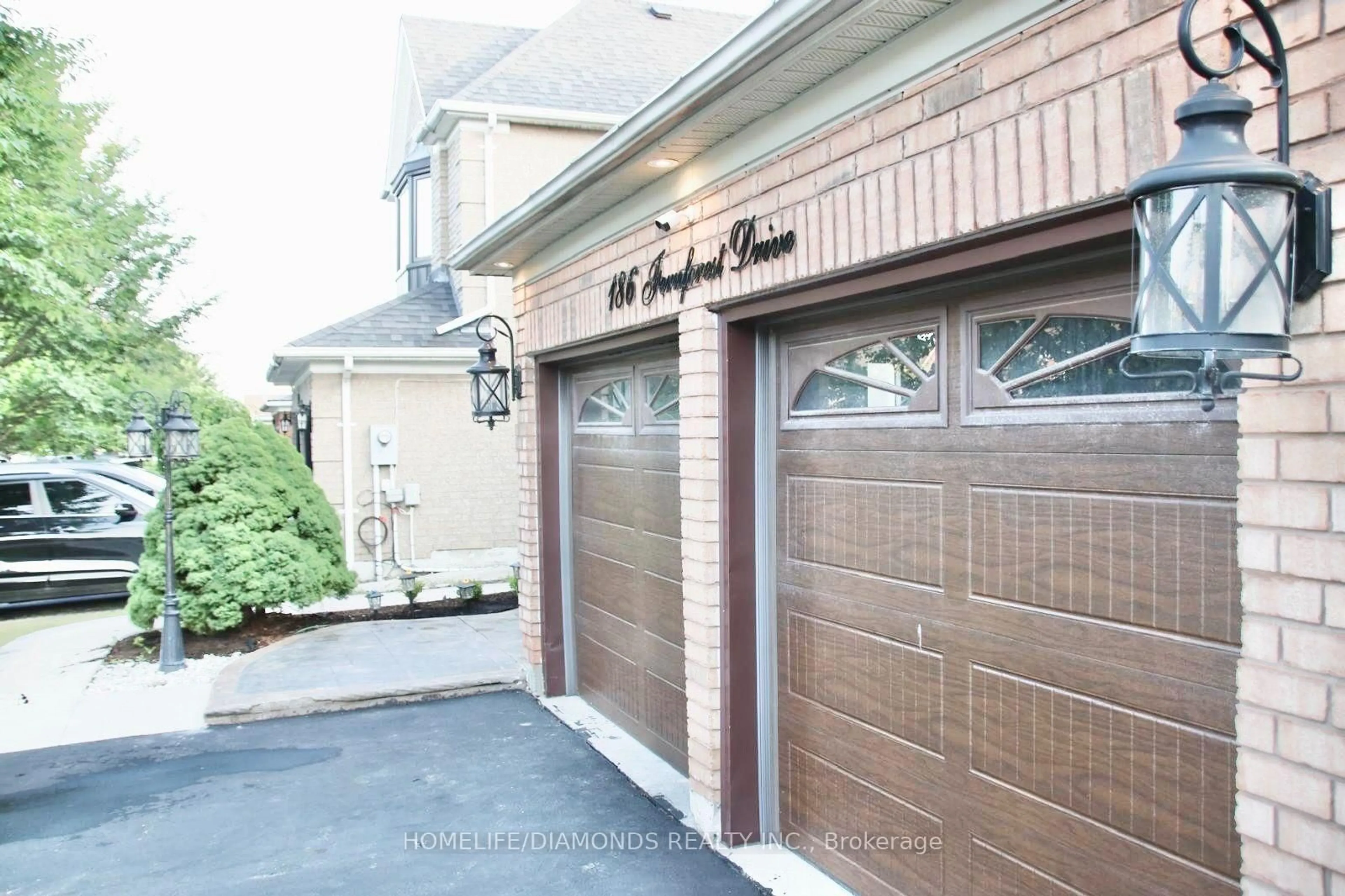 Indoor garage for 186 FERNFOREST Dr, Brampton Ontario L6R 1T7