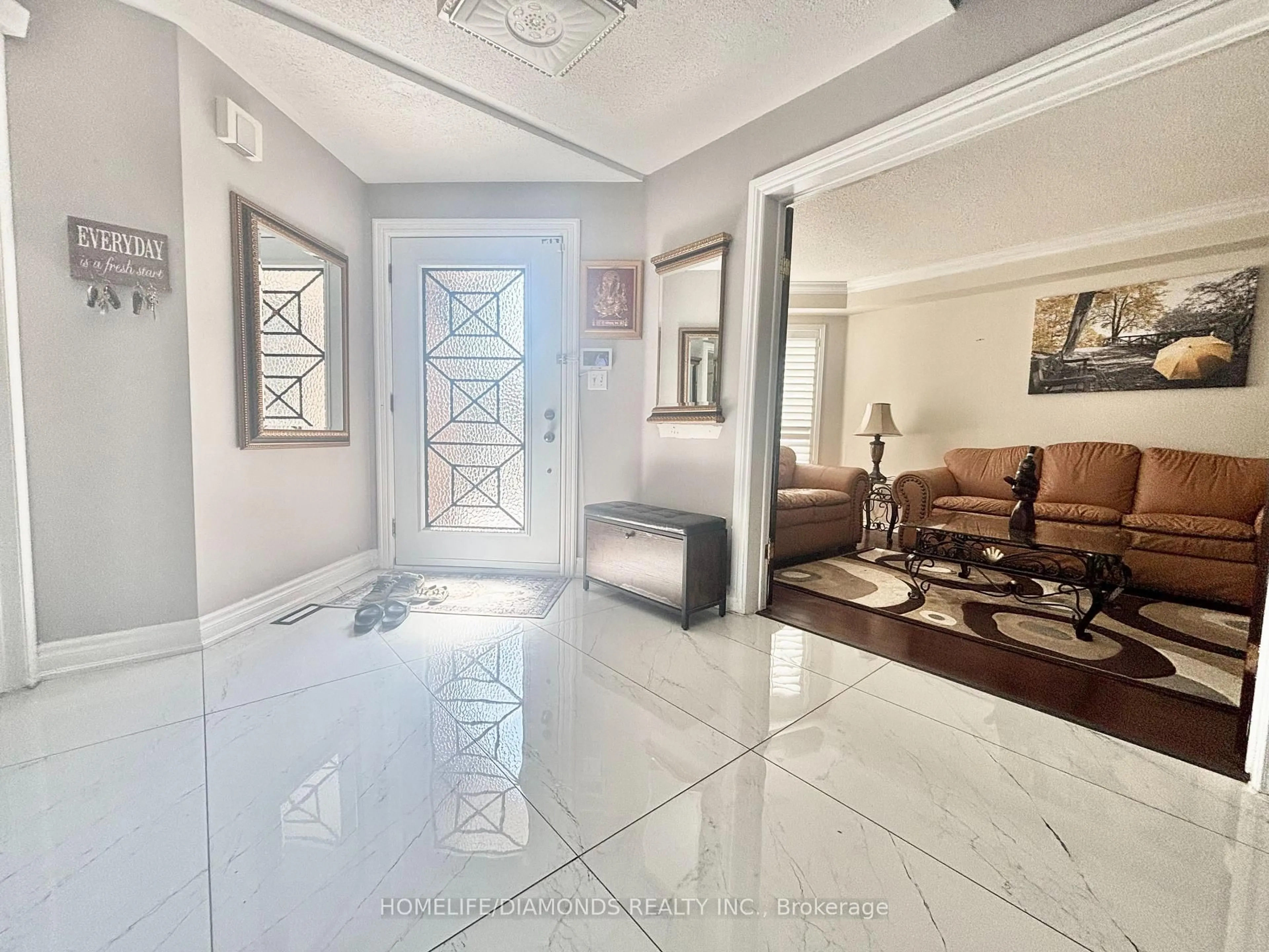 Indoor foyer for 186 FERNFOREST Dr, Brampton Ontario L6R 1T7
