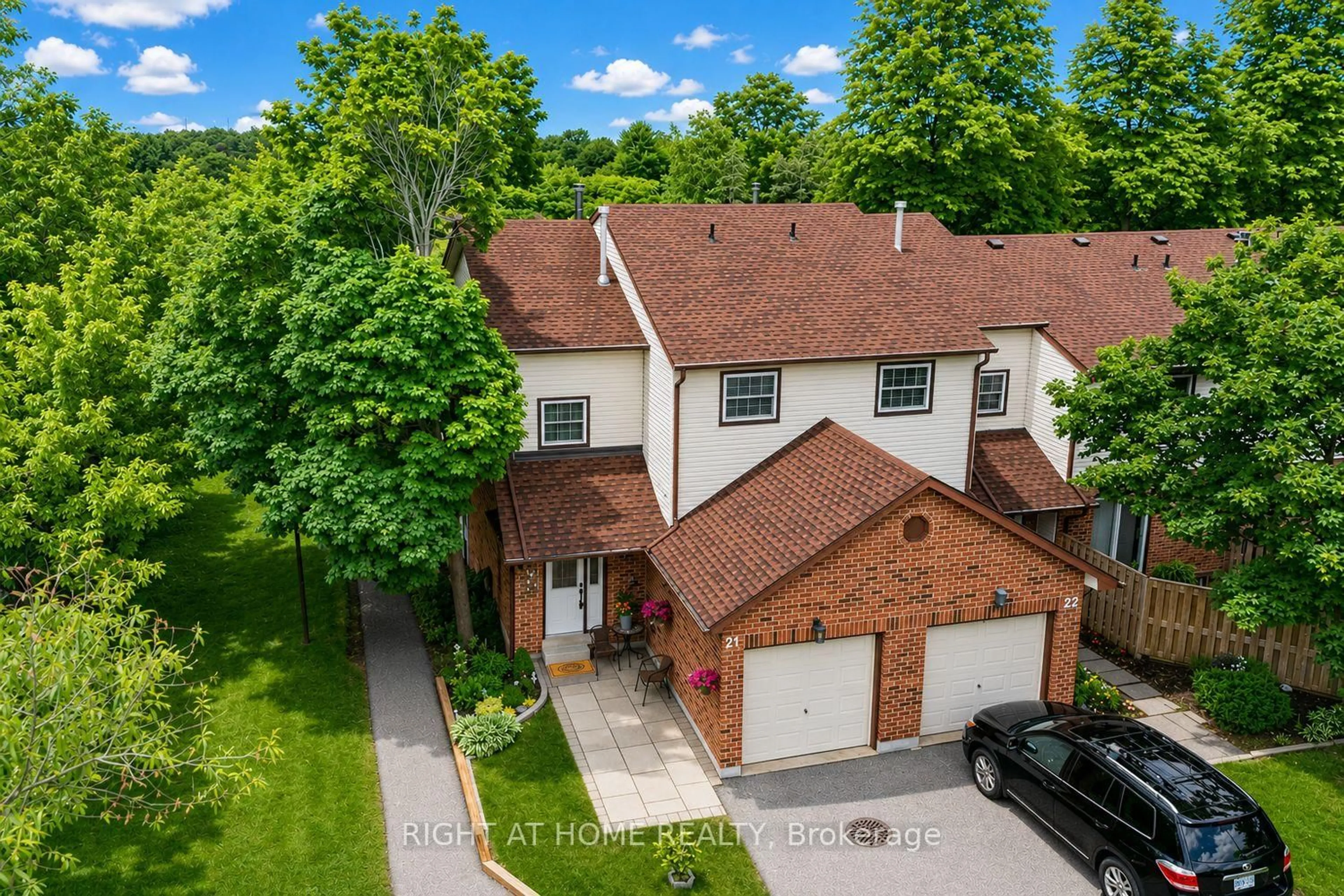 A pic from outside/outdoor area/front of a property/back of a property/a pic from drone, street for 2065 Amherst Heights Crt #21, Burlington Ontario L7P 4R8