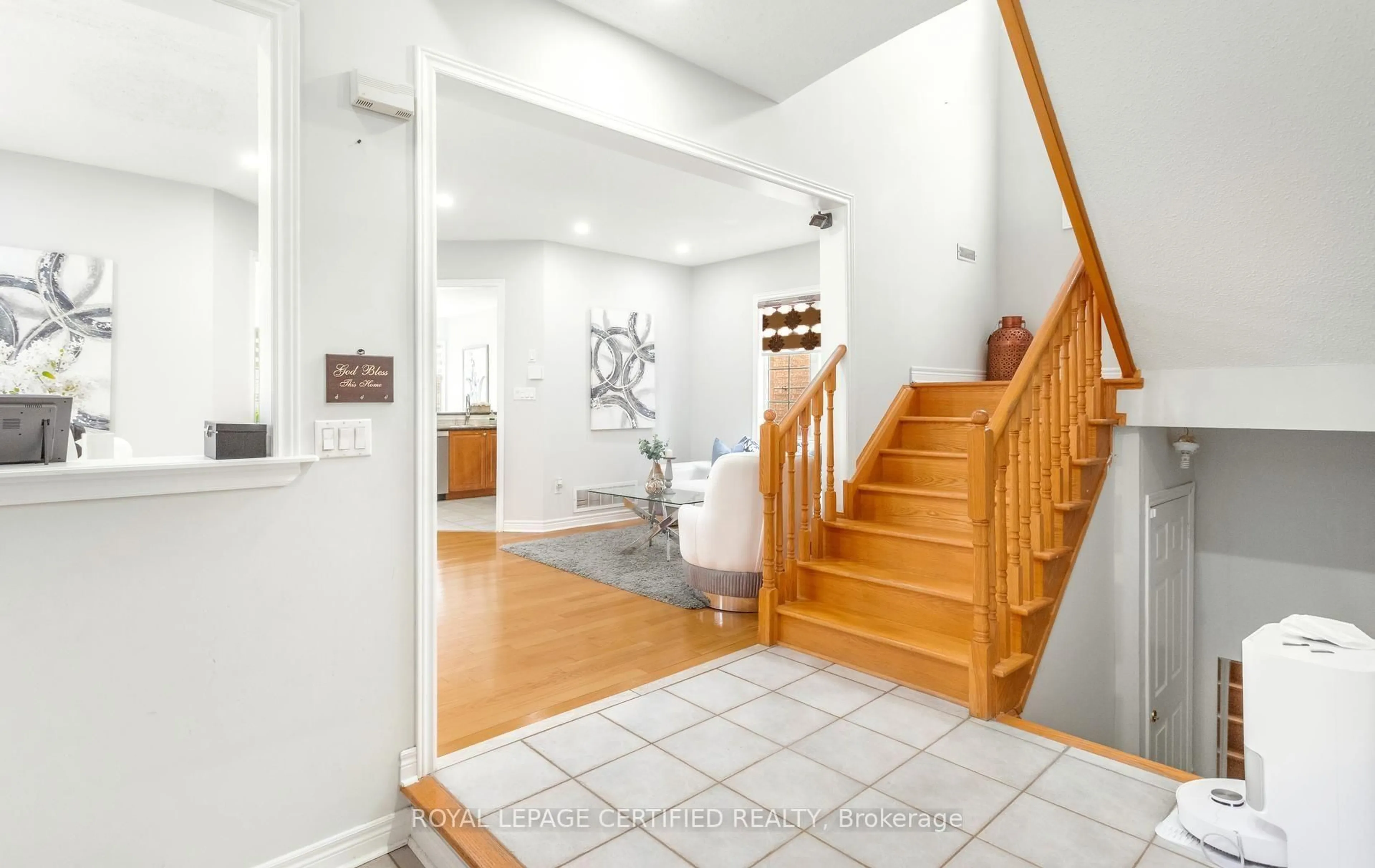 Indoor entryway for 6582 Skipper Way, Mississauga Ontario L5W 1P8