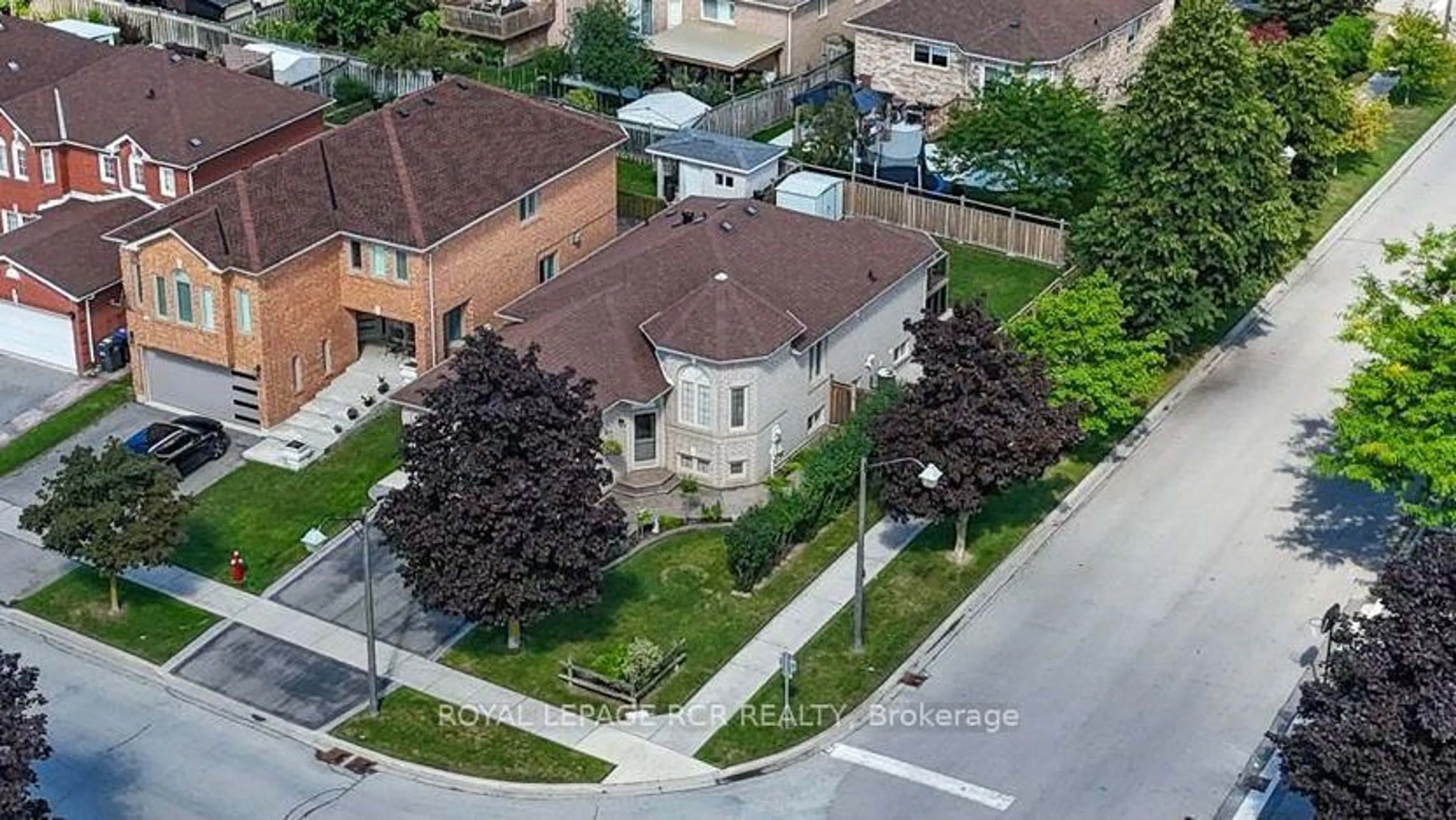A pic from outside/outdoor area/front of a property/back of a property/a pic from drone, street for 65 Royalton Dr, Caledon Ontario L7E 2G5