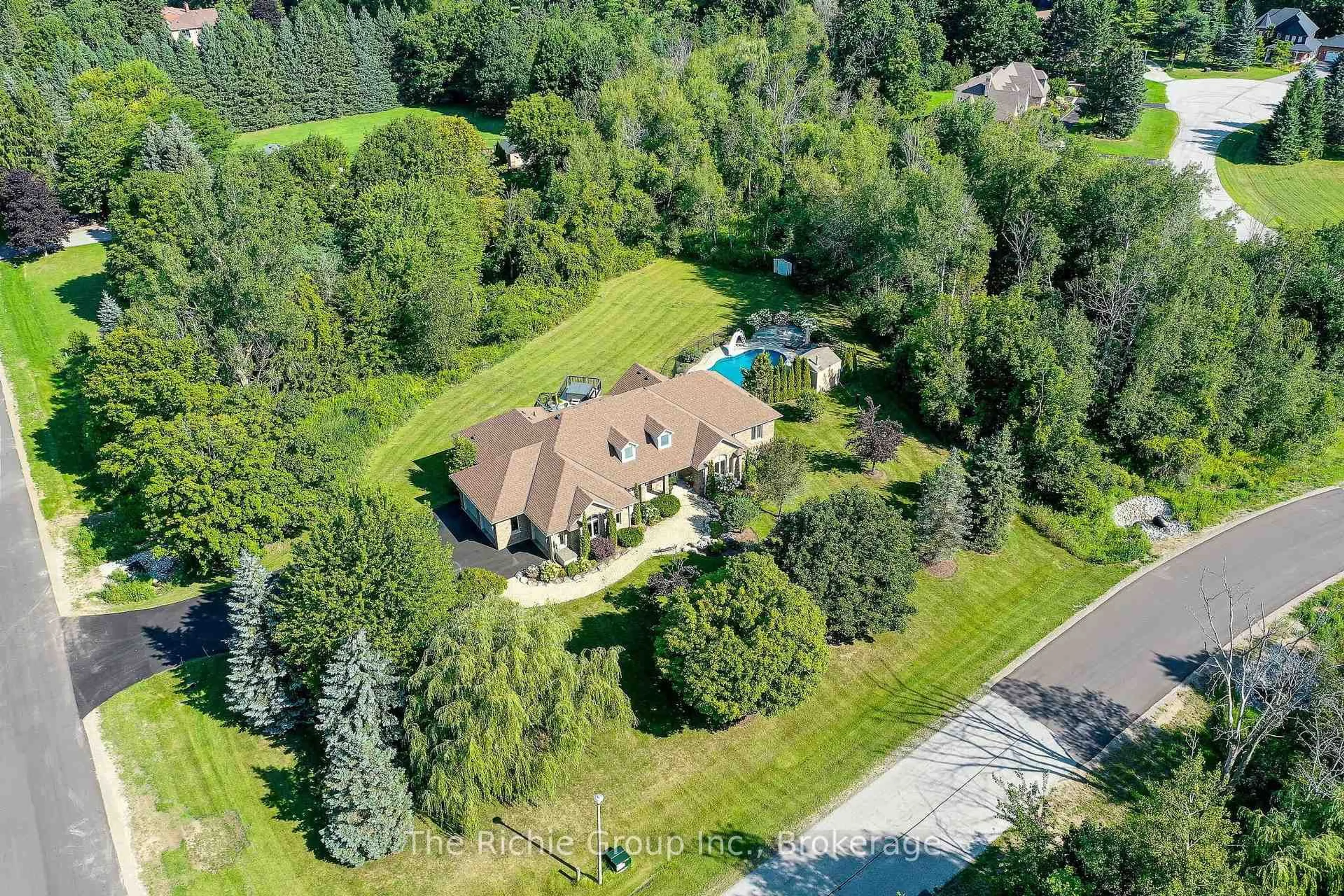 A pic from outside/outdoor area/front of a property/back of a property/a pic from drone, unknown for 14 Briarwood Dr, Caledon Ontario L7K 0N1