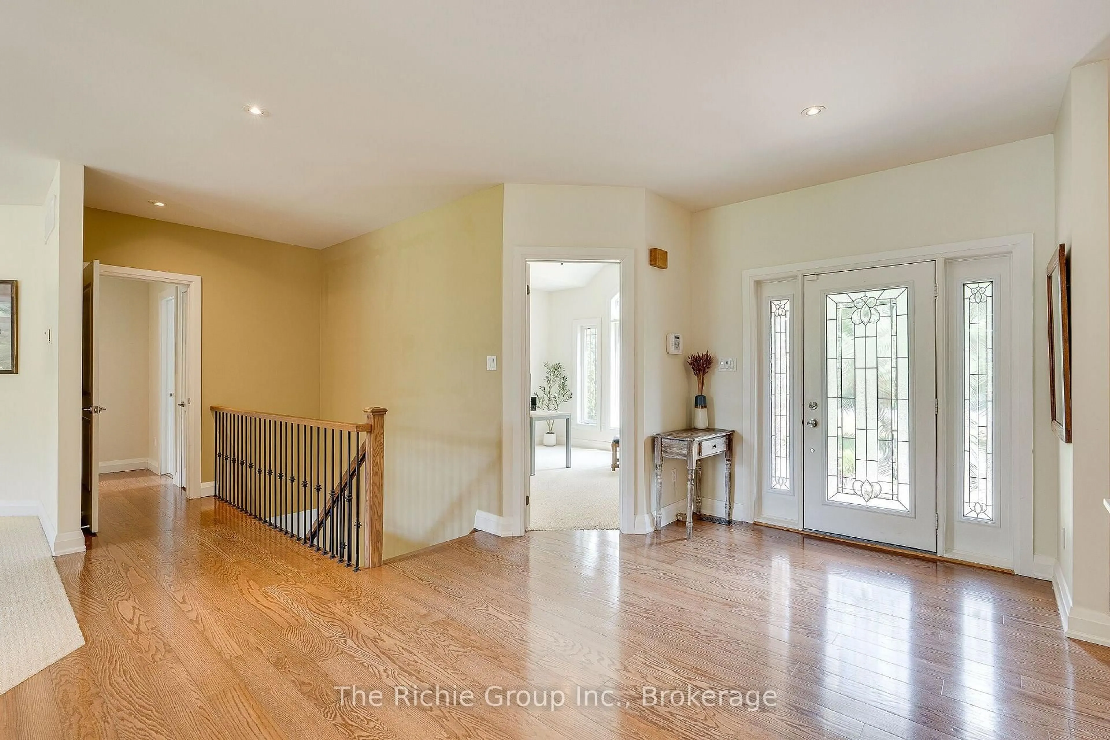 Indoor foyer for 14 Briarwood Dr, Caledon Ontario L7K 0N1