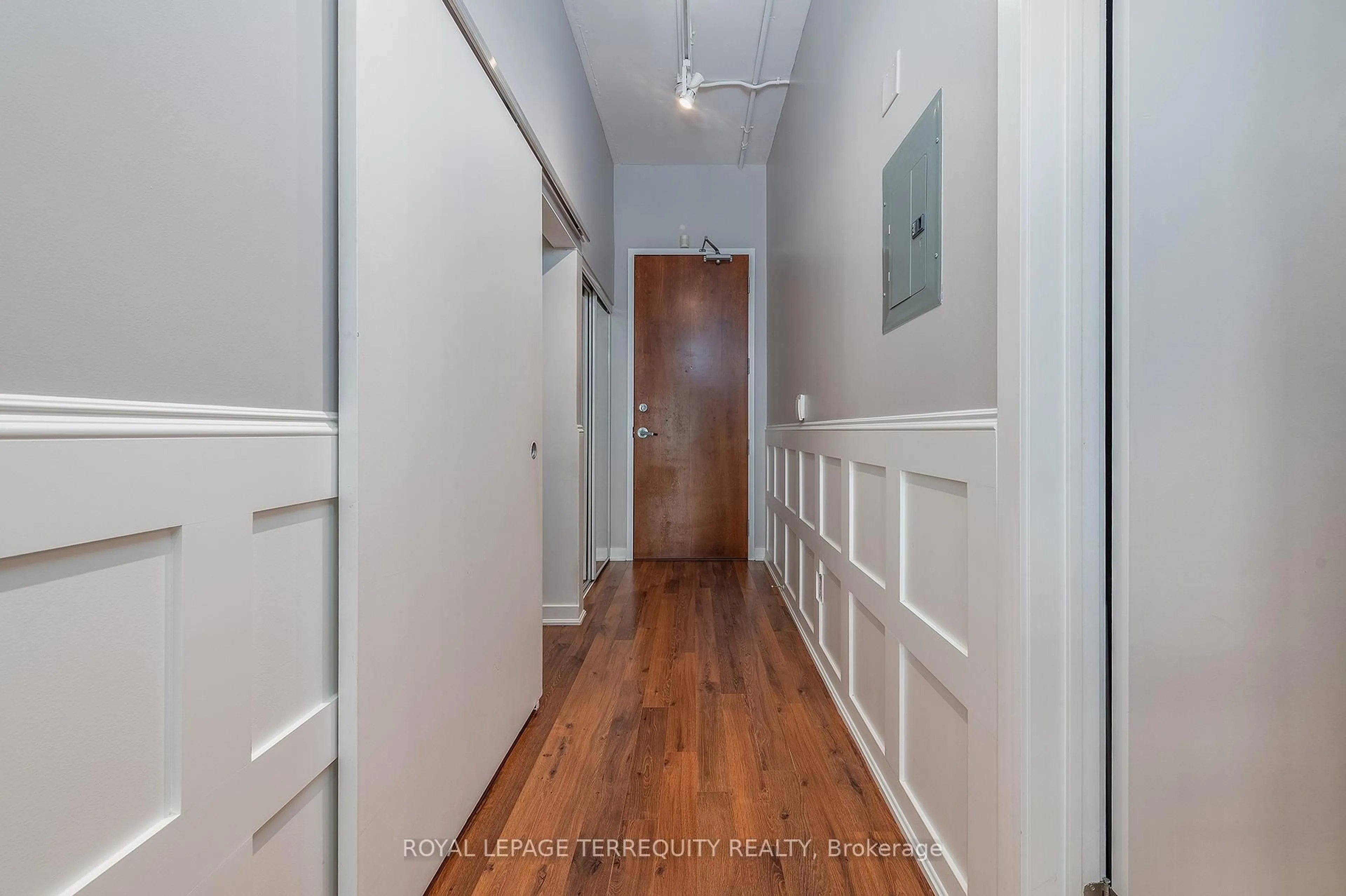 Indoor entryway for 2 Fieldway Rd #707, Toronto Ontario M8Z 0B9