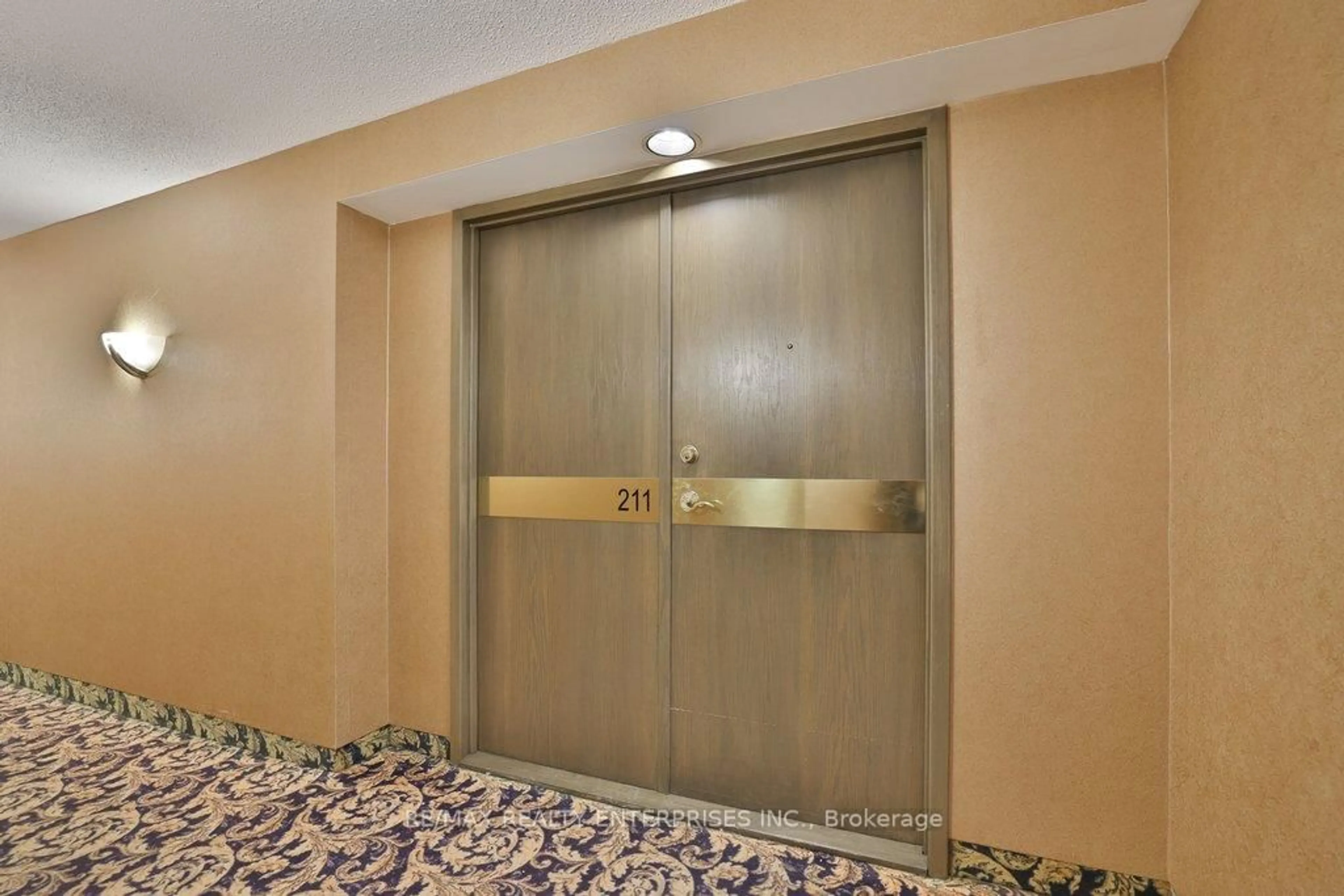 Indoor foyer for 1800 The Collegeway #211, Mississauga Ontario L5L 5S4
