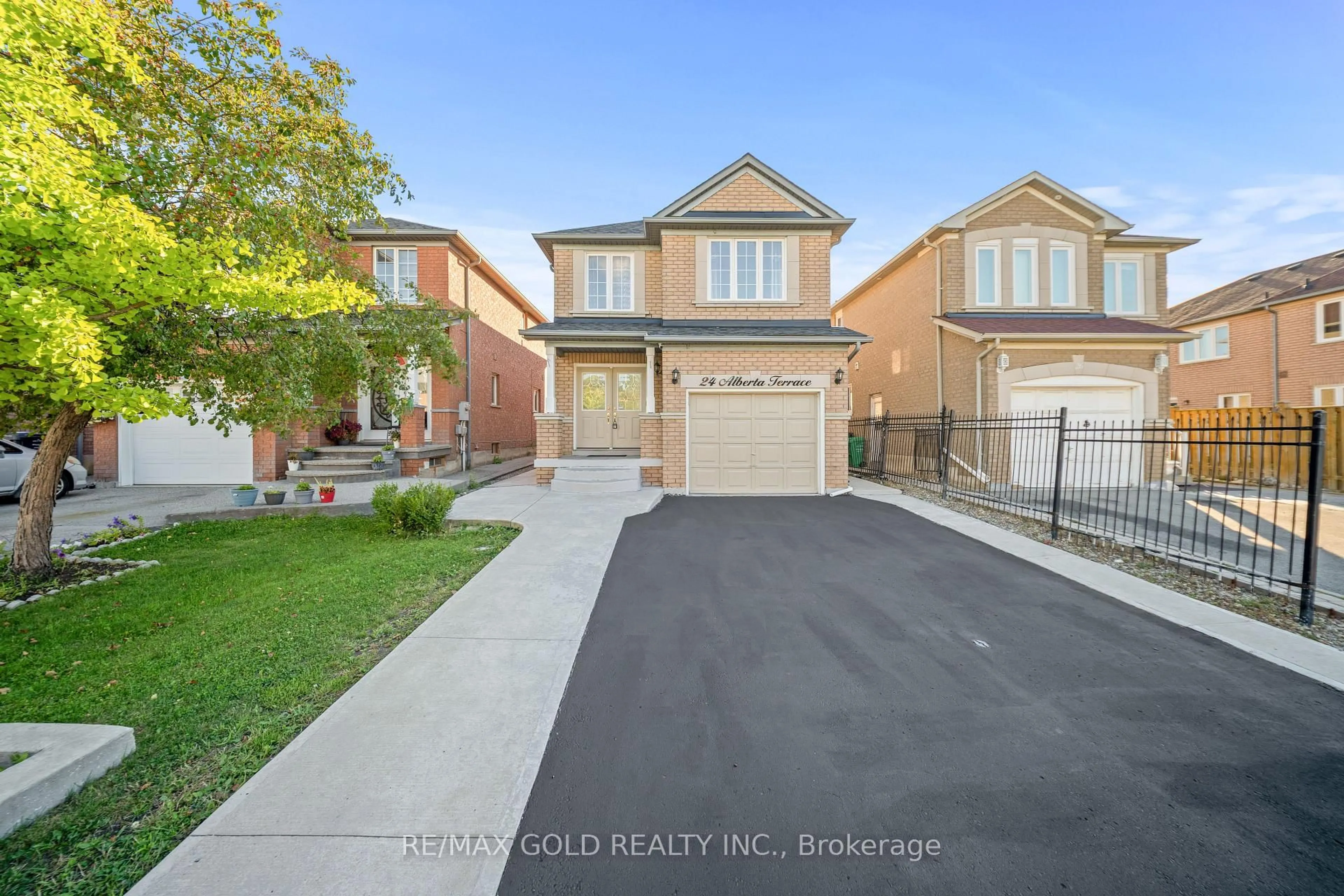 A pic from outside/outdoor area/front of a property/back of a property/a pic from drone, street for 24 Alberta Terr, Brampton Ontario L6R 2H8