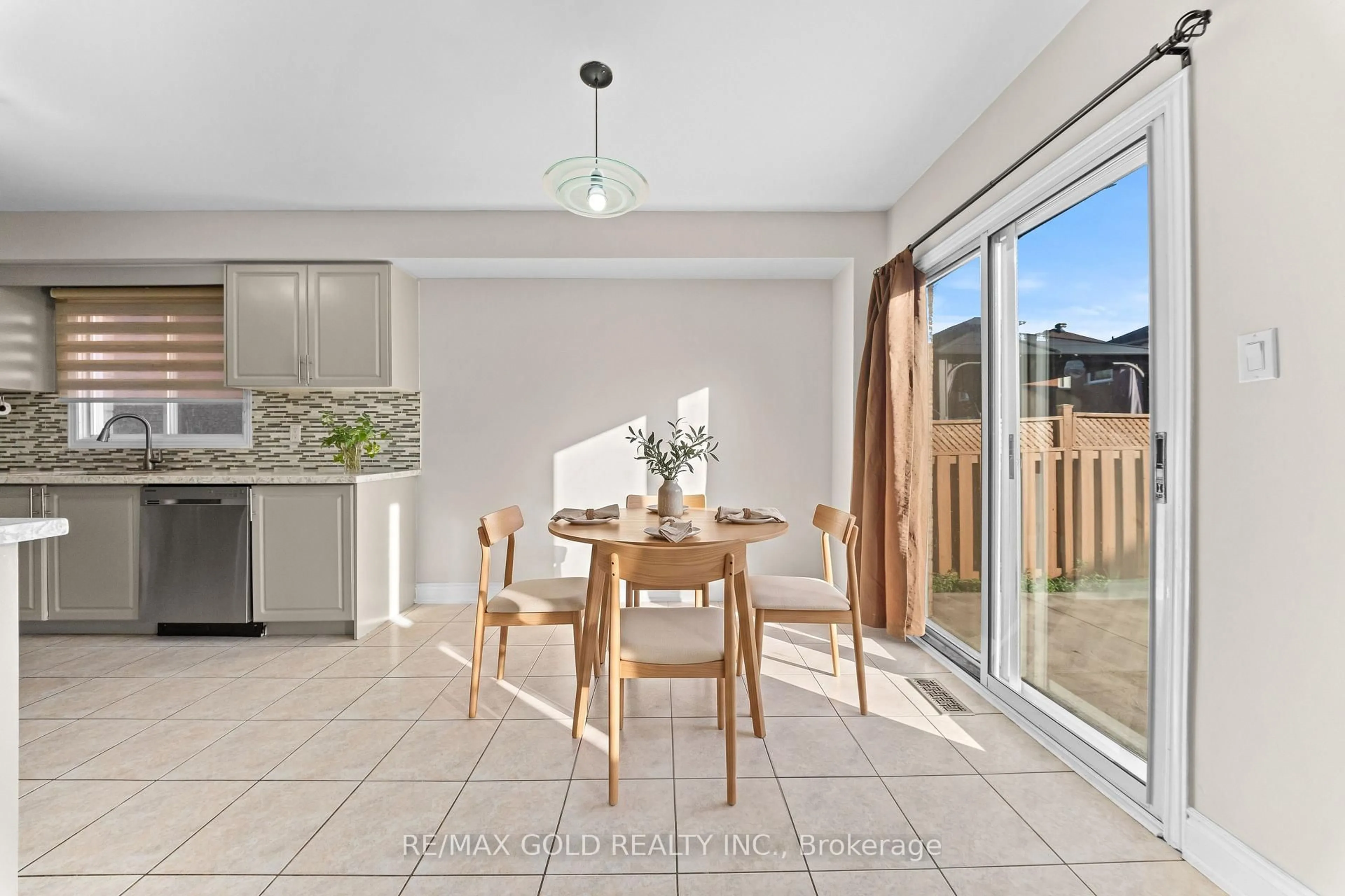 Dining room, ceramic/tile floor for 24 Alberta Terr, Brampton Ontario L6R 2H8