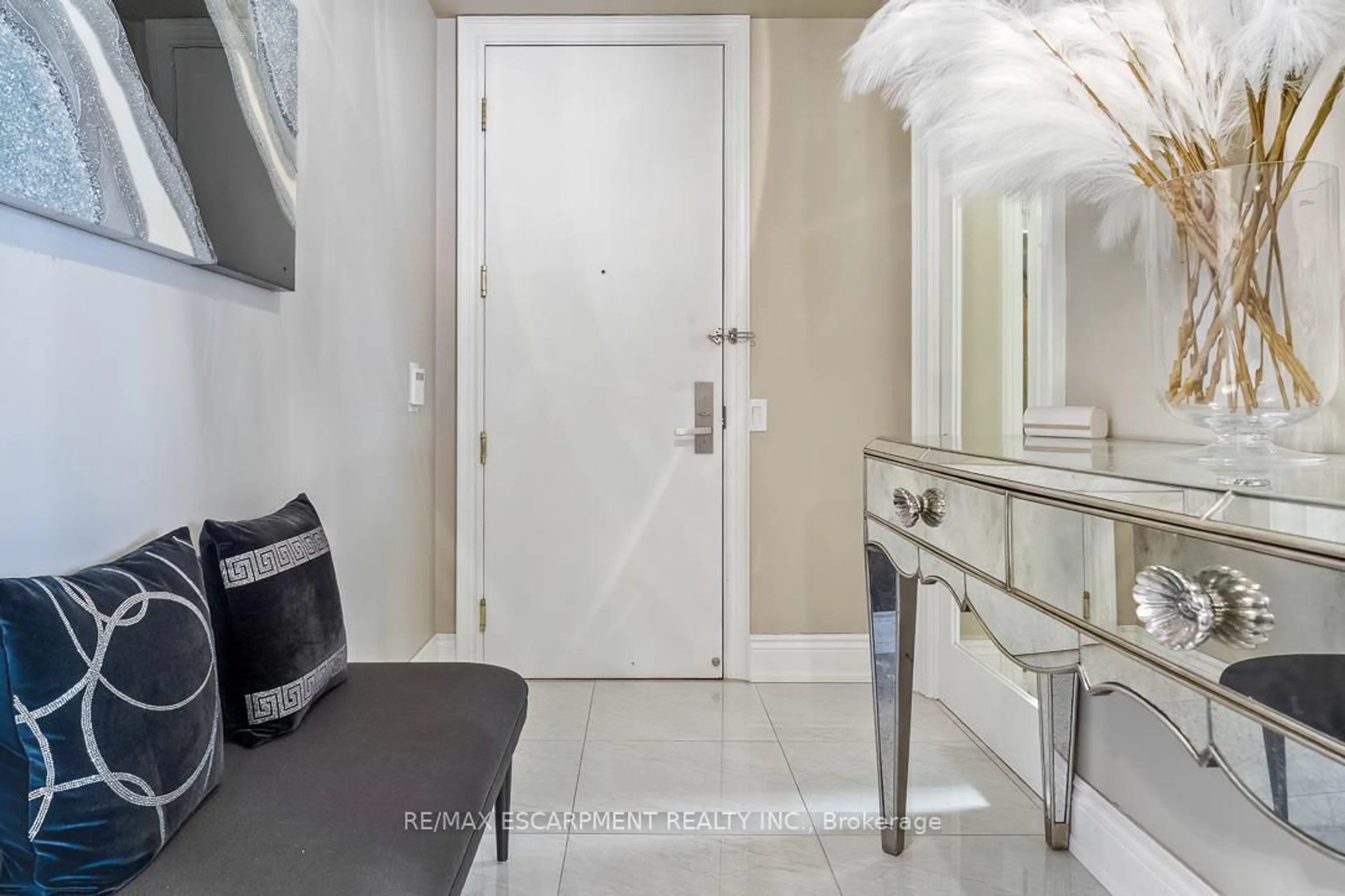 Indoor entryway for 35 Kingsbridge Garden Circ #2706, Mississauga Ontario L5R 3Z3