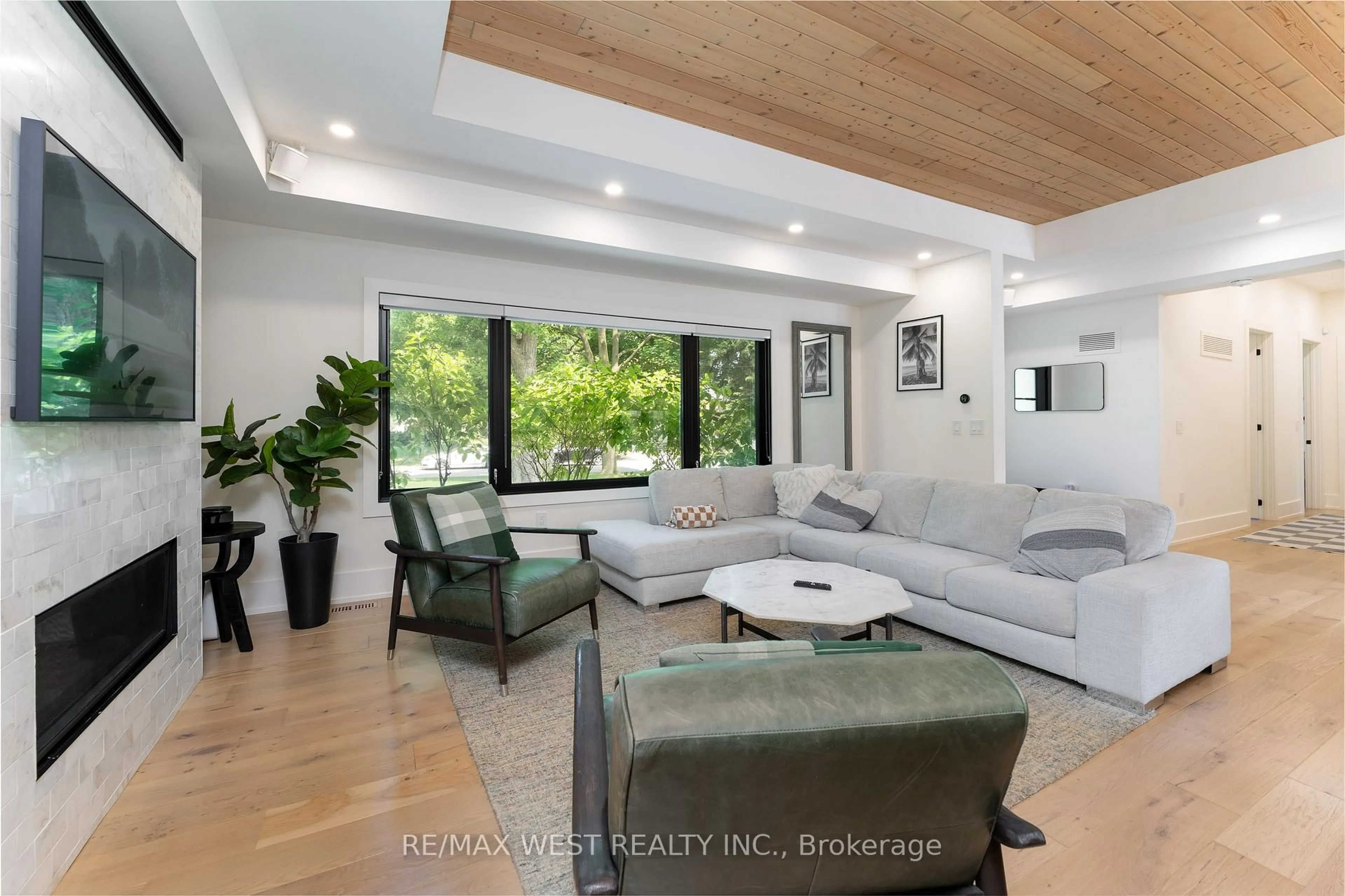 Living room with furniture, unknown for 92 Warwood Rd, Toronto Ontario M9B 5B7